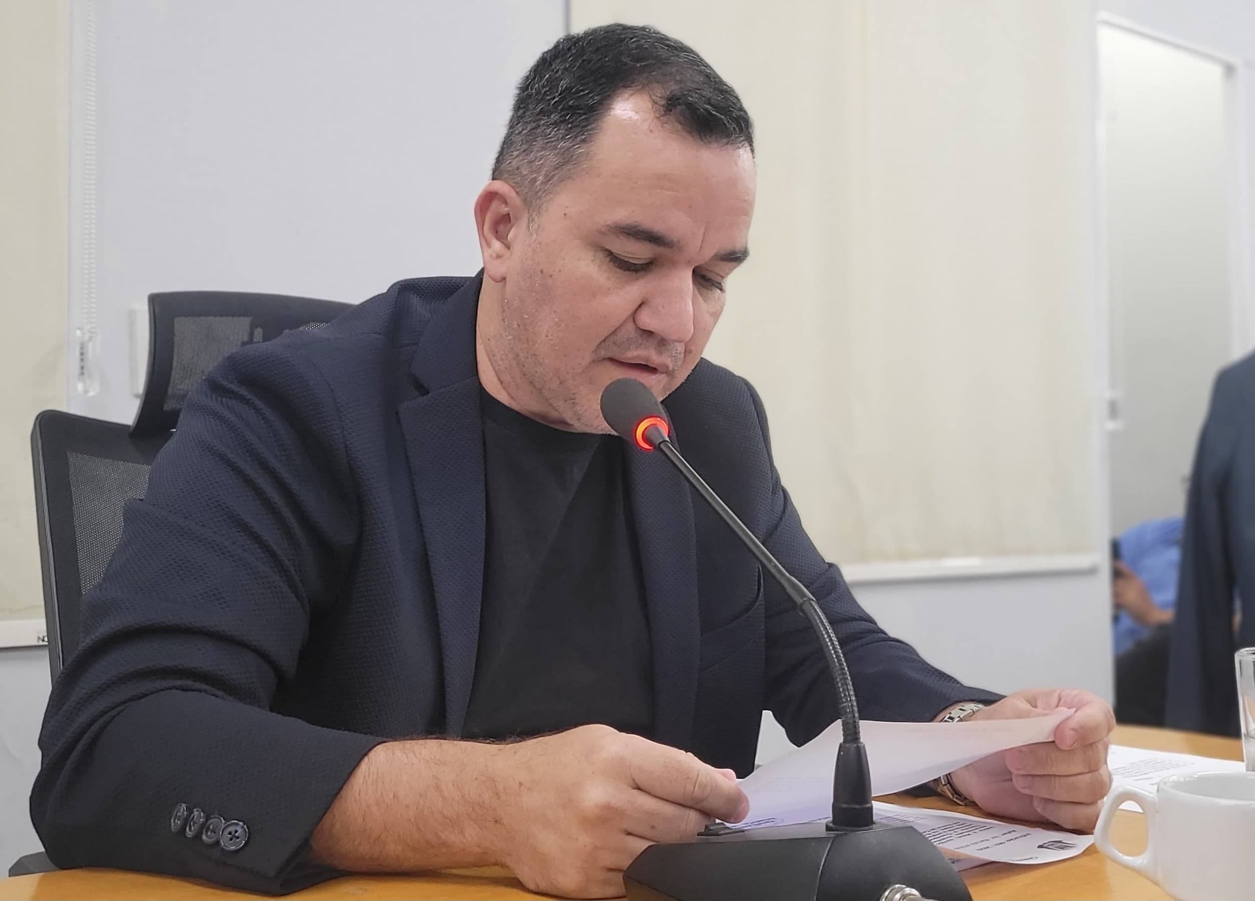Marcelo pede intervenção da Prefeitura para evitar queda de poste de iluminação na Porto Carrero