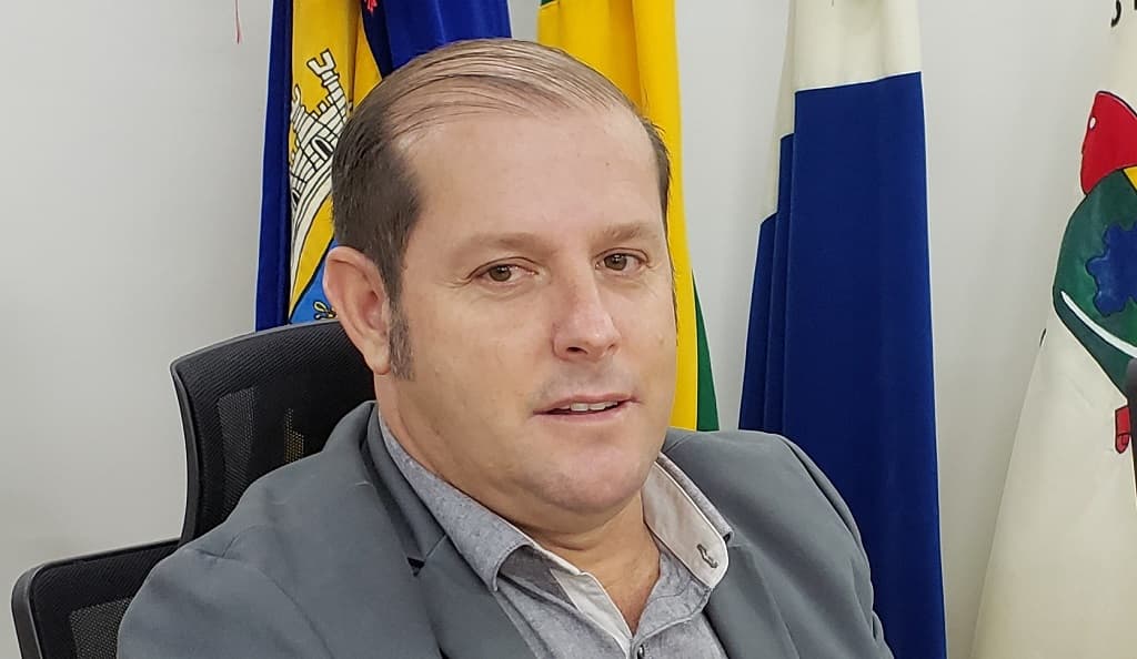 Vereador pede apoio de deputado para fim da tarifa básica do consumo de água