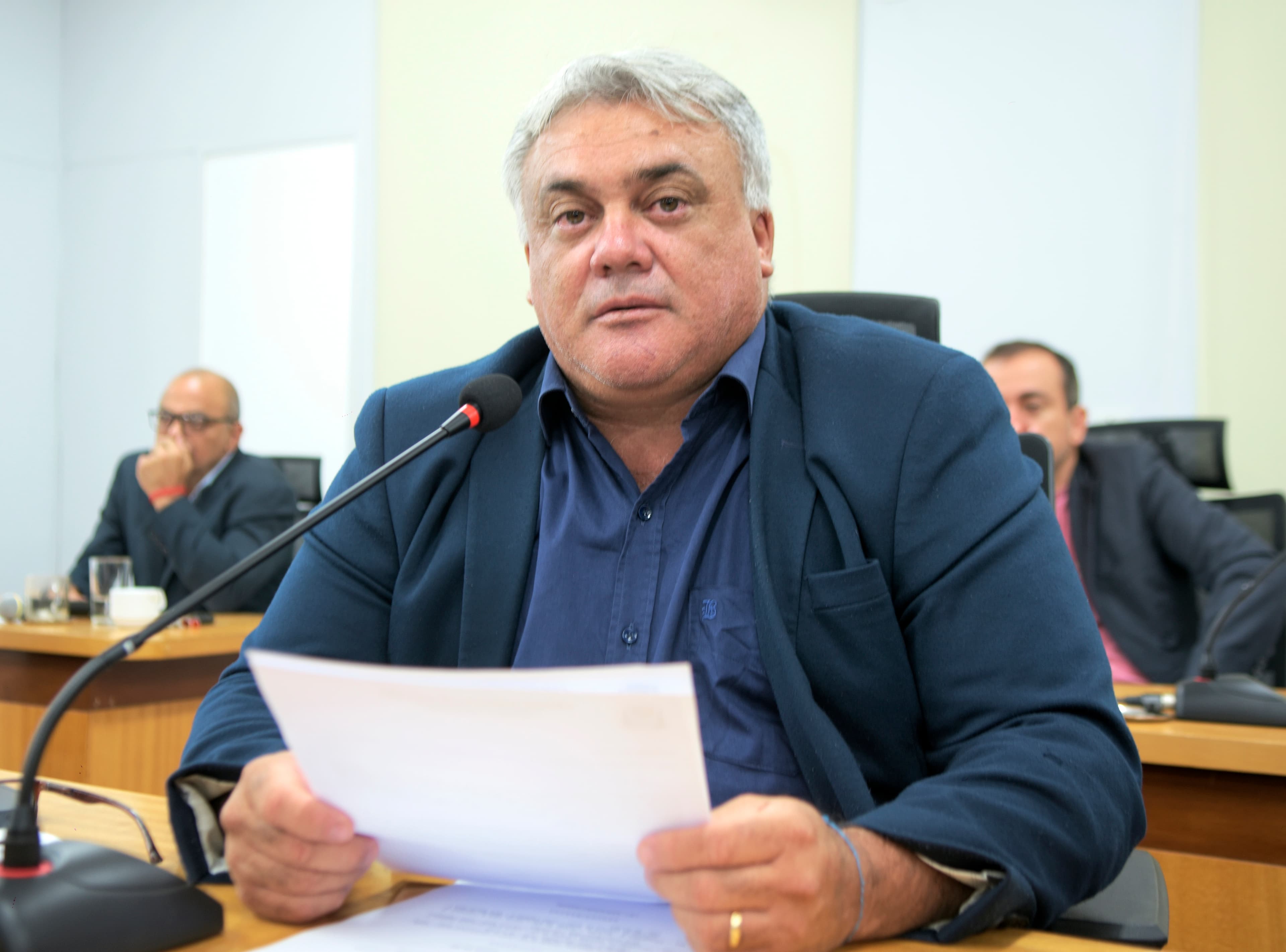 Genilson relata necessidade de limpeza em vias localizadas no centro da cidade