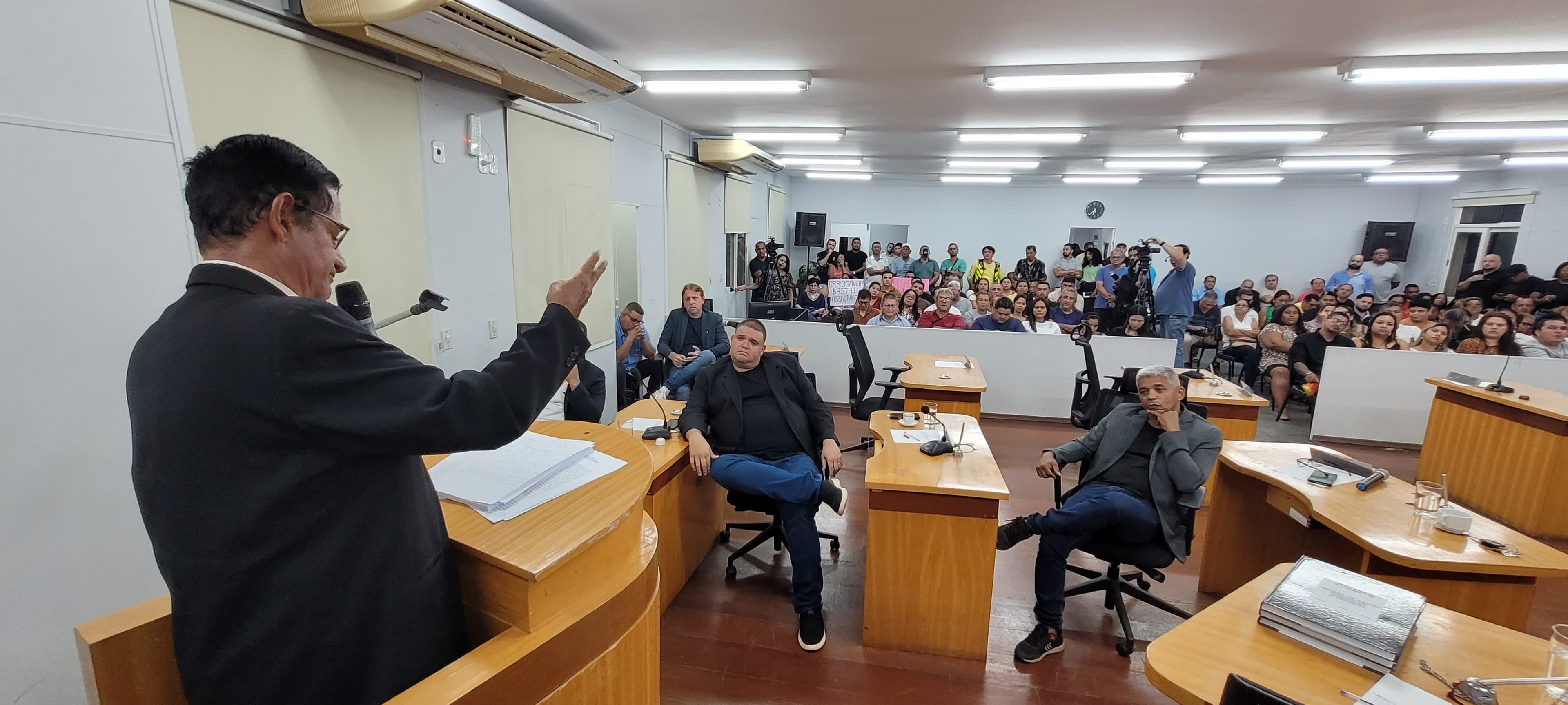 Plenário da Câmara decide pela suspensão do vereador Elinho Junior