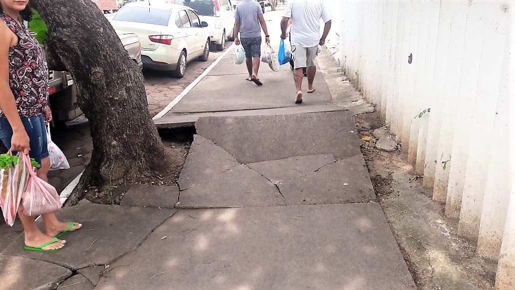 Vereador pede ao Governo, recuperação de calçada de escola estadual