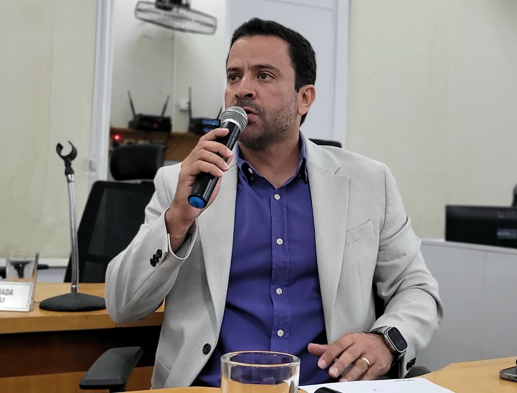 Elinho busca informações sobre falta de medicamentos na Rede Pública de Saúde