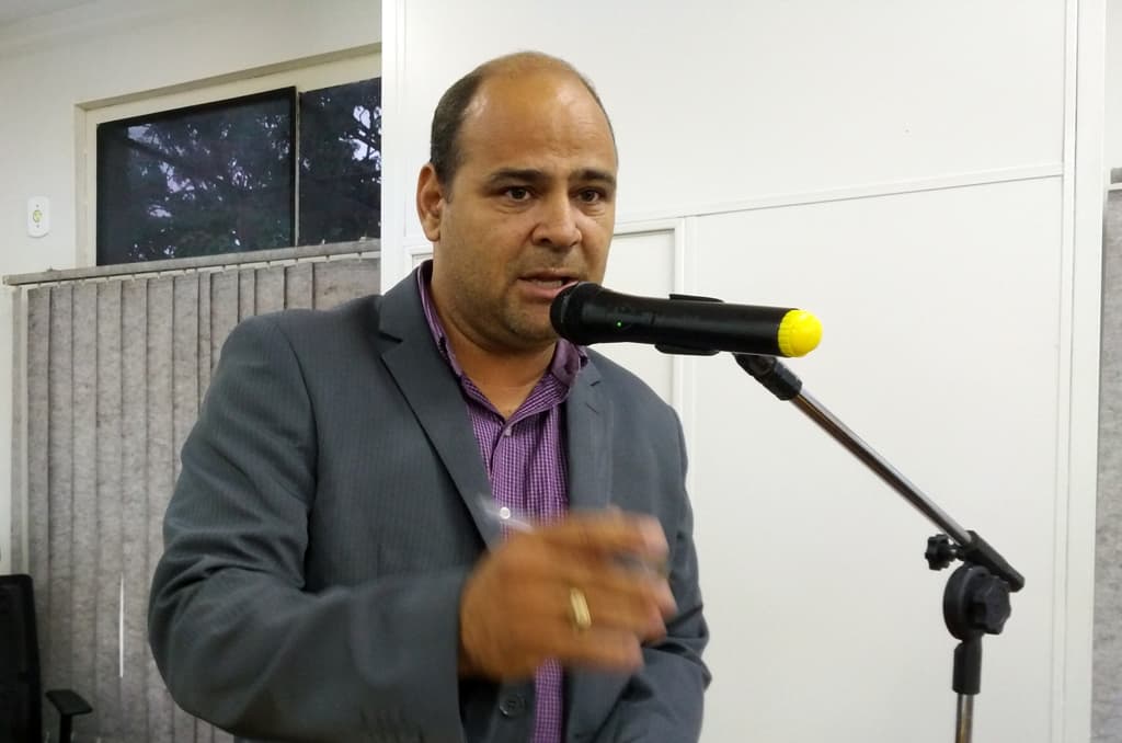 Vereador solicita limpeza de contêineres em frente à Escola Clio Proença