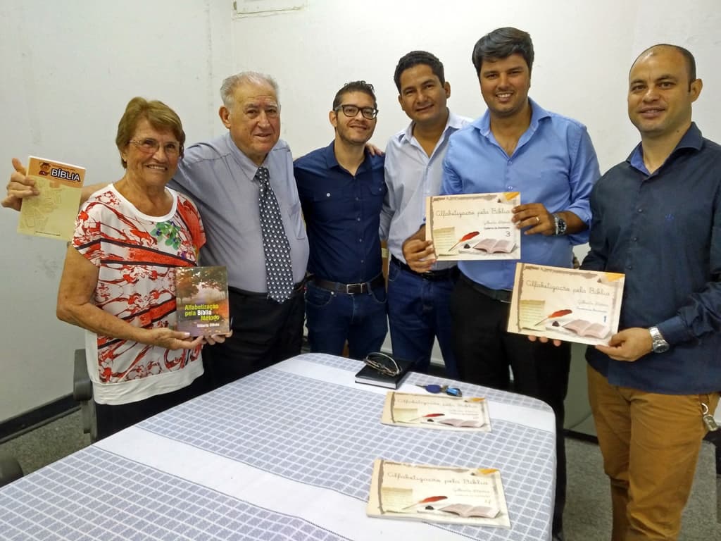 Programa de Alfabetização pela Bíblia busca erradicar analfabetismo em Corumbá