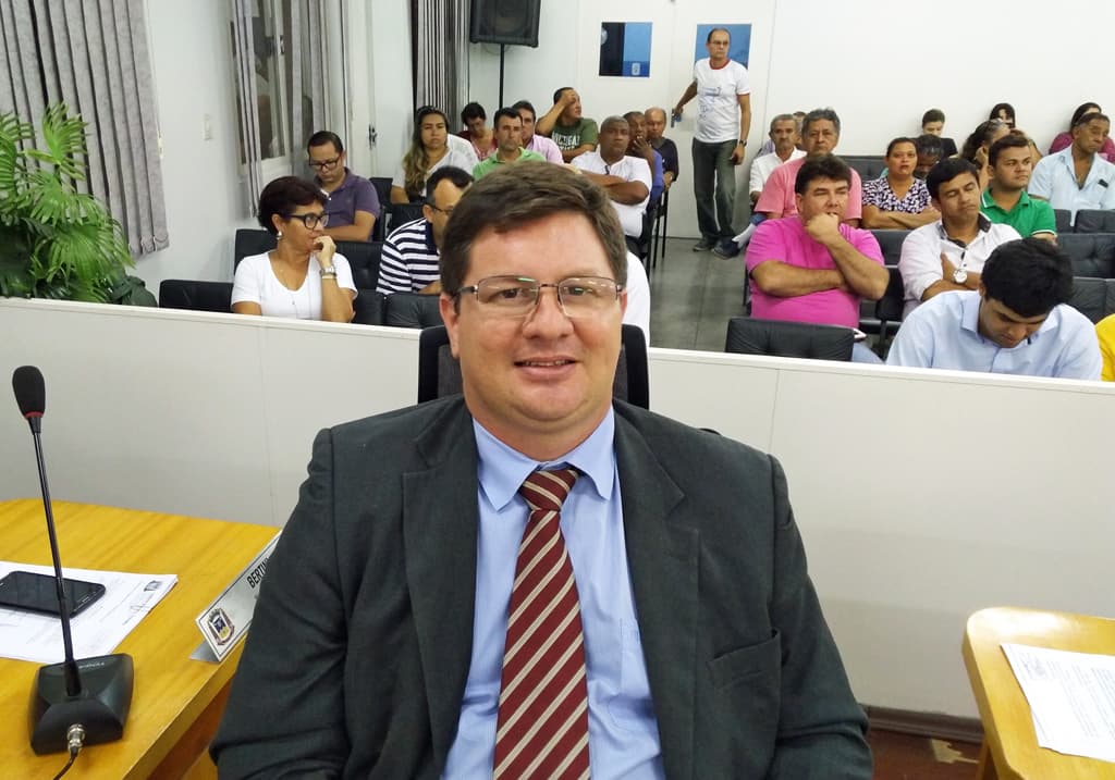Vereador reivindica limpeza geral da orla na região do Bairro Cervejaria