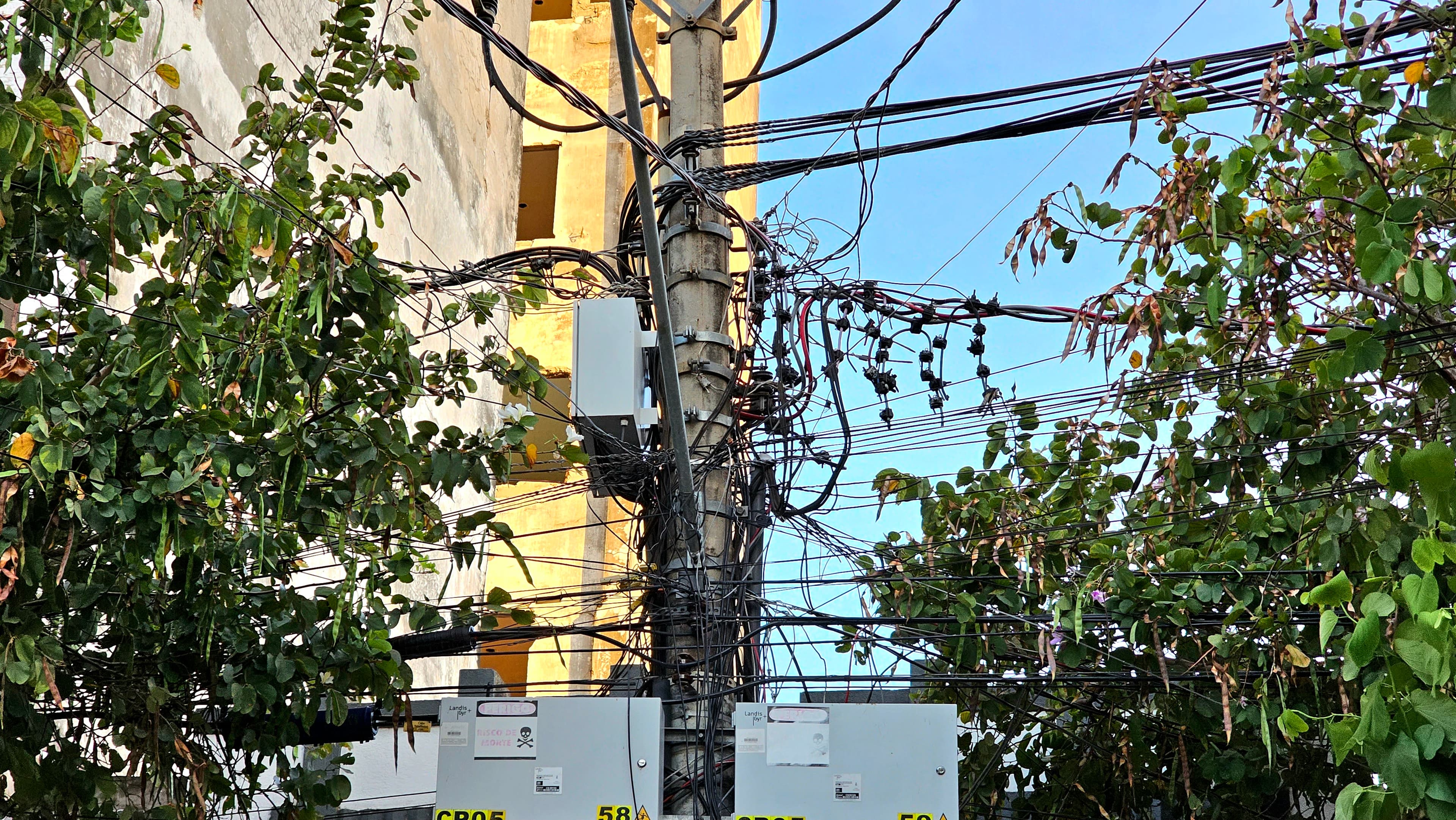 Vereador cobra fiscalização para acabar com emaranhados de fios nos postes da cidade