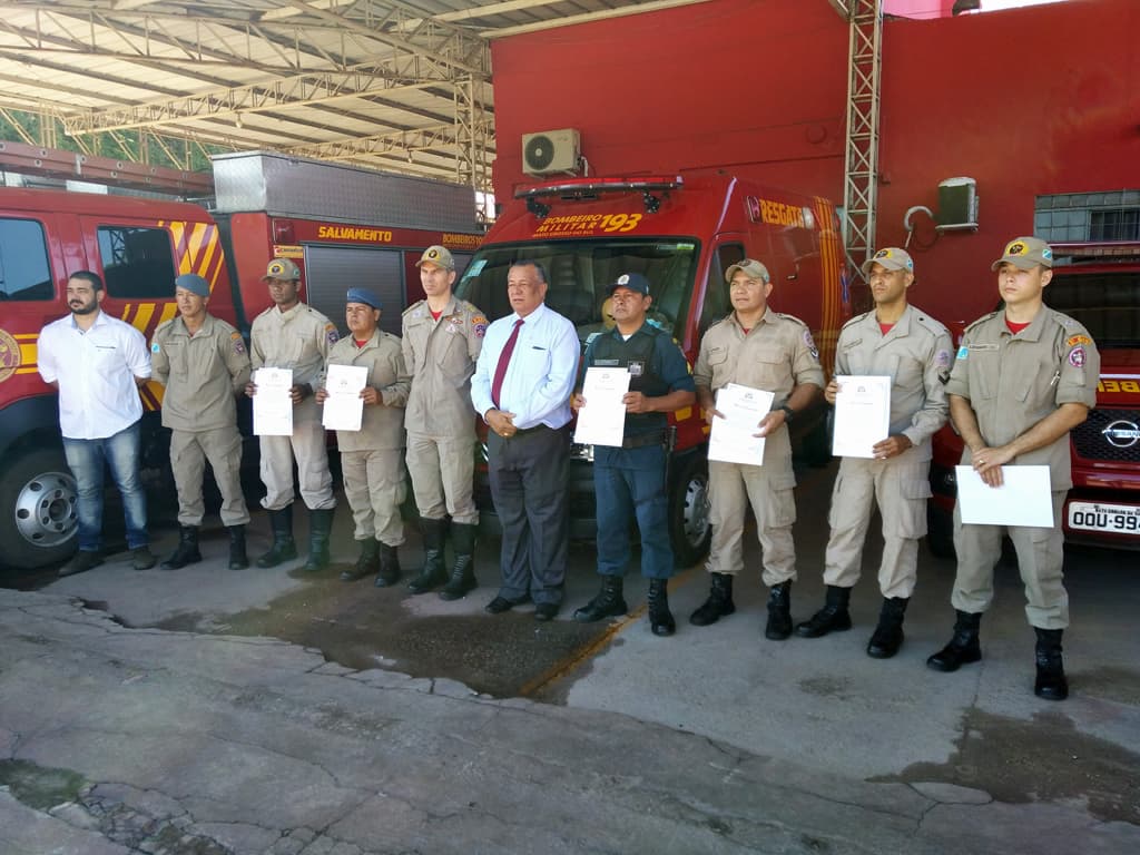 Bombeiros e policiais militares são homenageados por atos de bravura