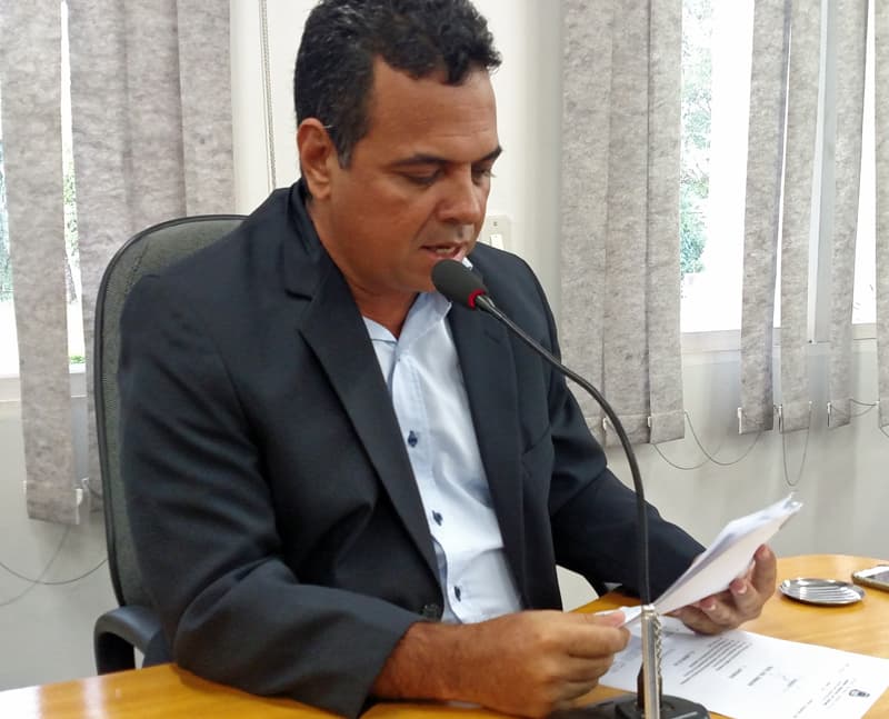 Vereador Baianinho reivindica recuperação das ruas do Cravo Vermelho