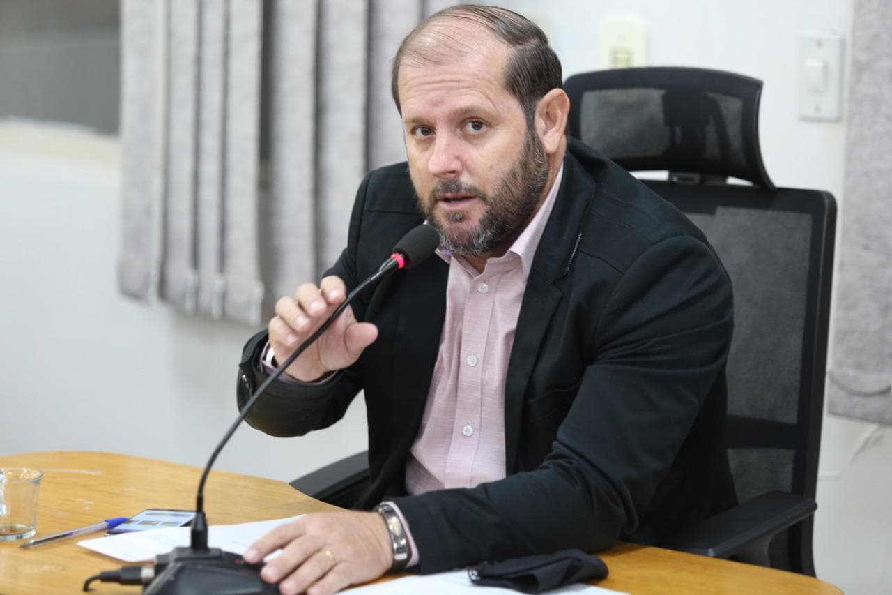 Vereador pede poda de árvores para evitar transtornos com quedas durante vendaval