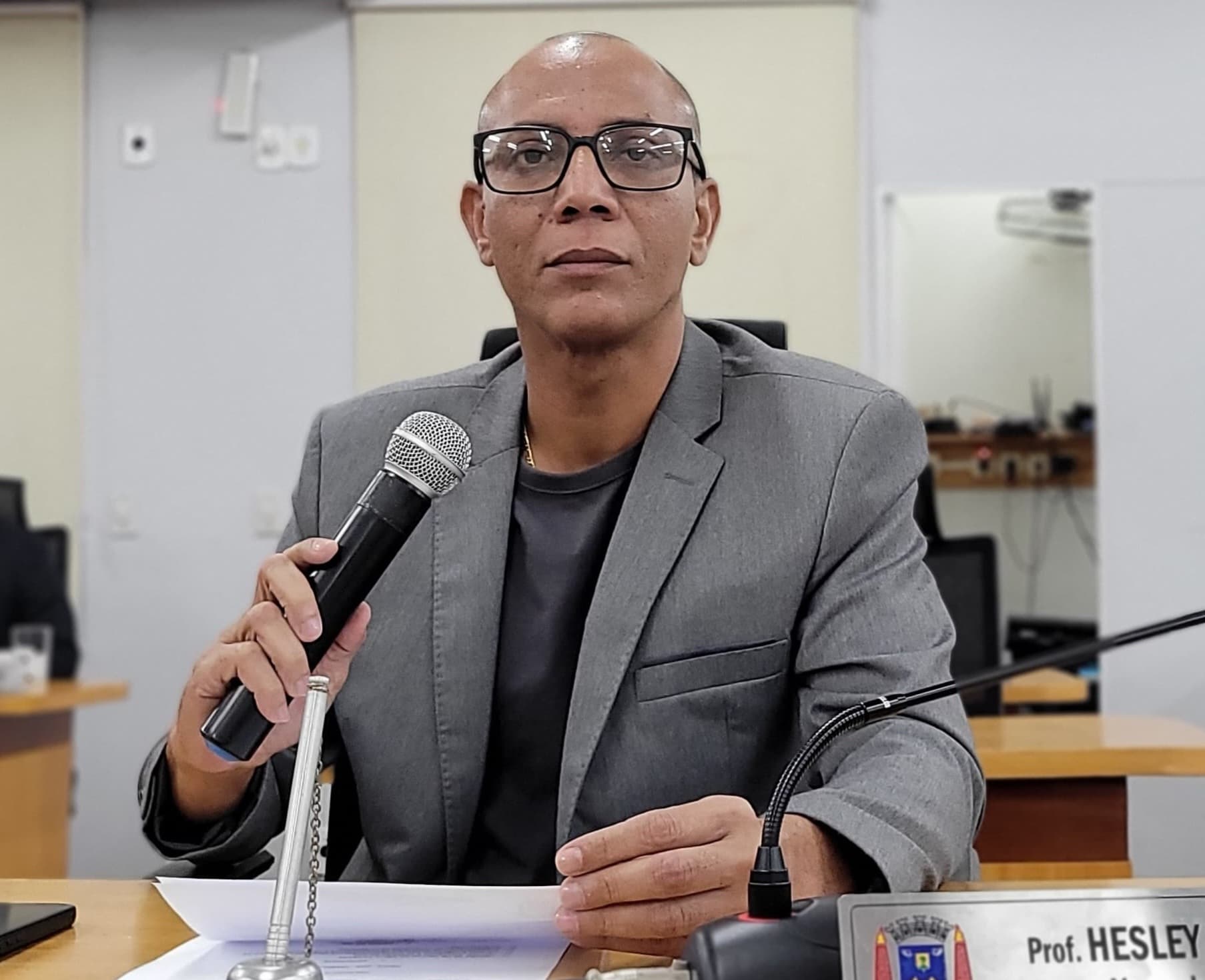 Hesley pede informações sobre a frota de ônibus que atende alunos na zona rural