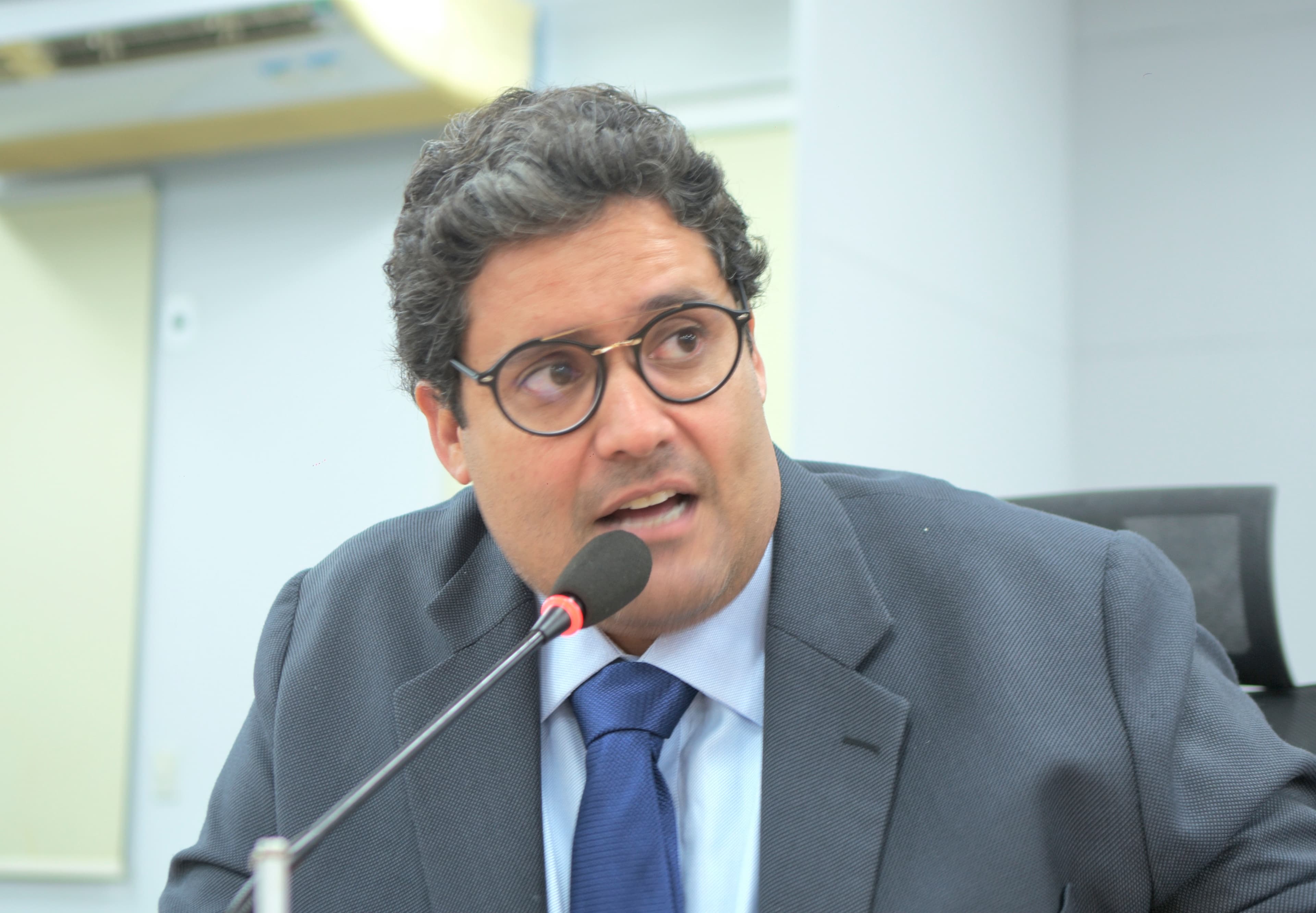 Situação de senhora que perambula pelas ruas da cidade preocupa Chicão Vianna