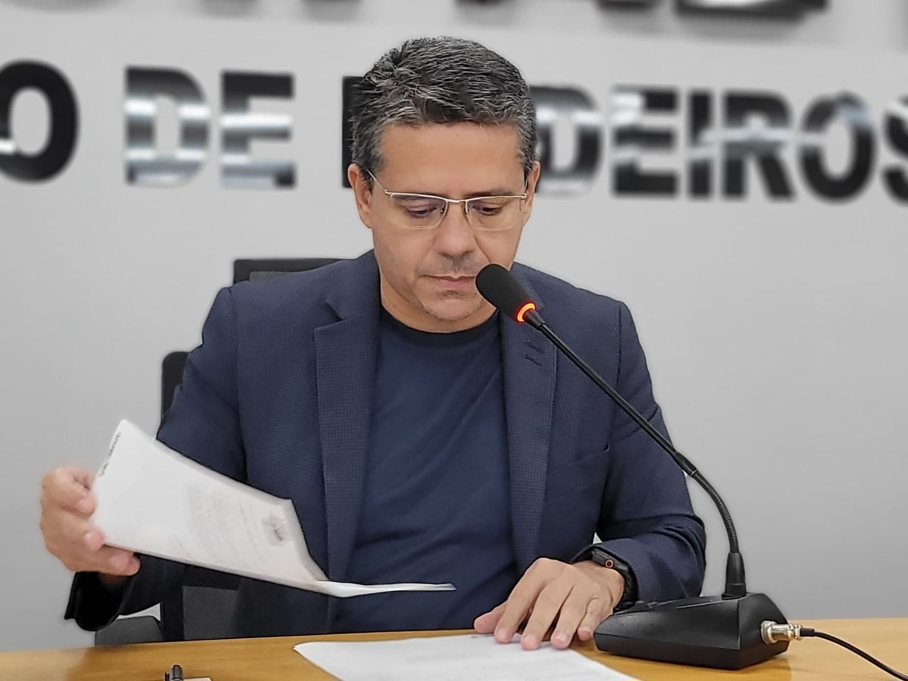 Alexandre cobra providências contra agência que se recusa a encerrar contas presencialmente