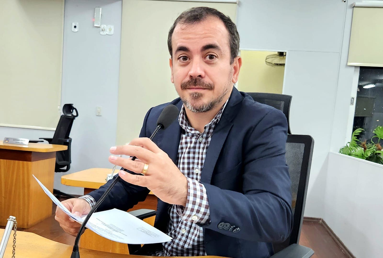 Vereador busca informações sobre cronograma da coleta de galhos na cidade