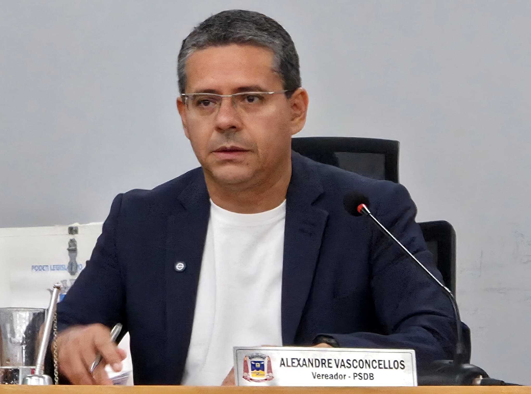 Alexandre solicita implantação de dispositivo para atender mulheres em situação de risco