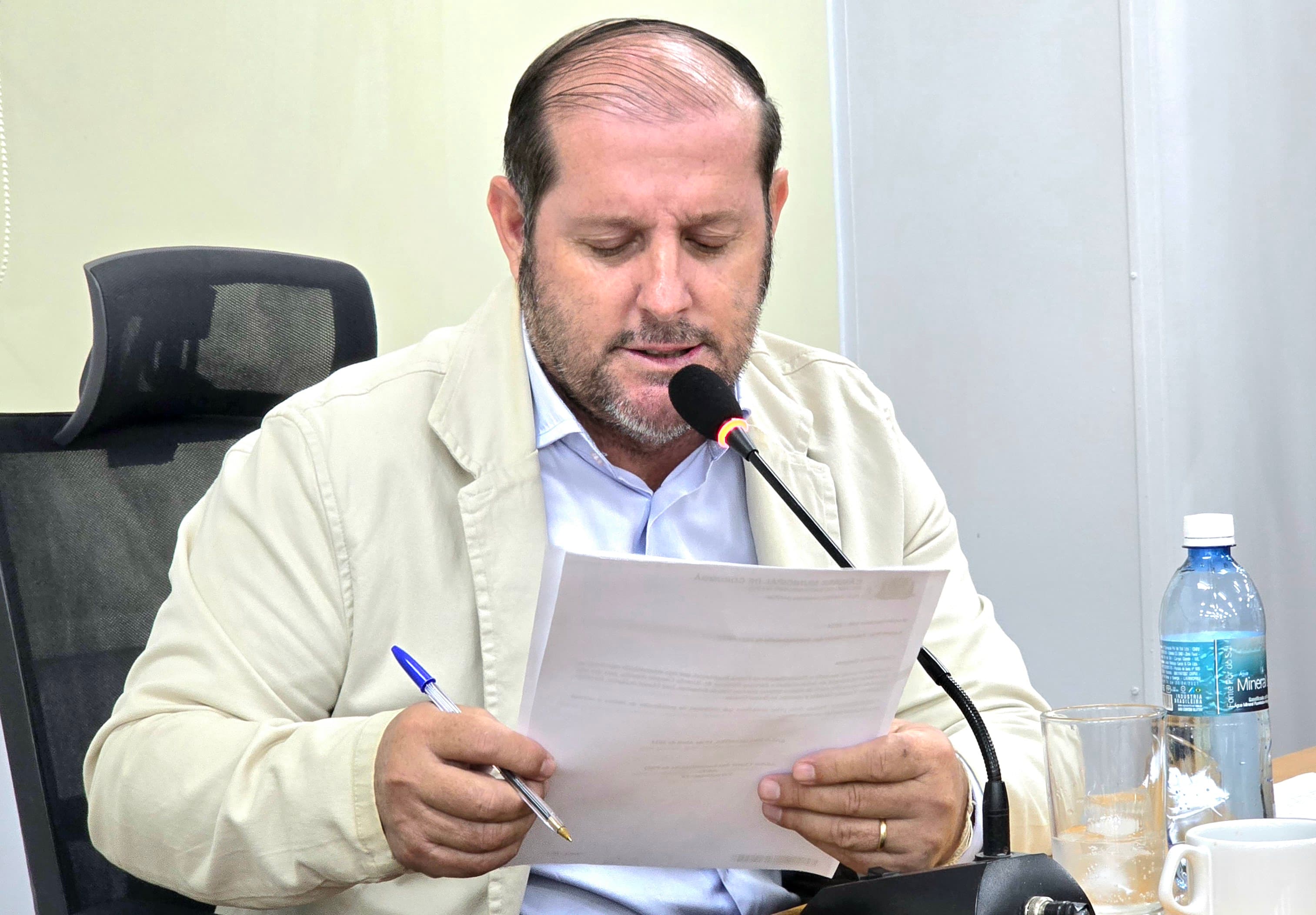 Vereador solicita poda de árvores que colocam rede elétrica em risco, no centro