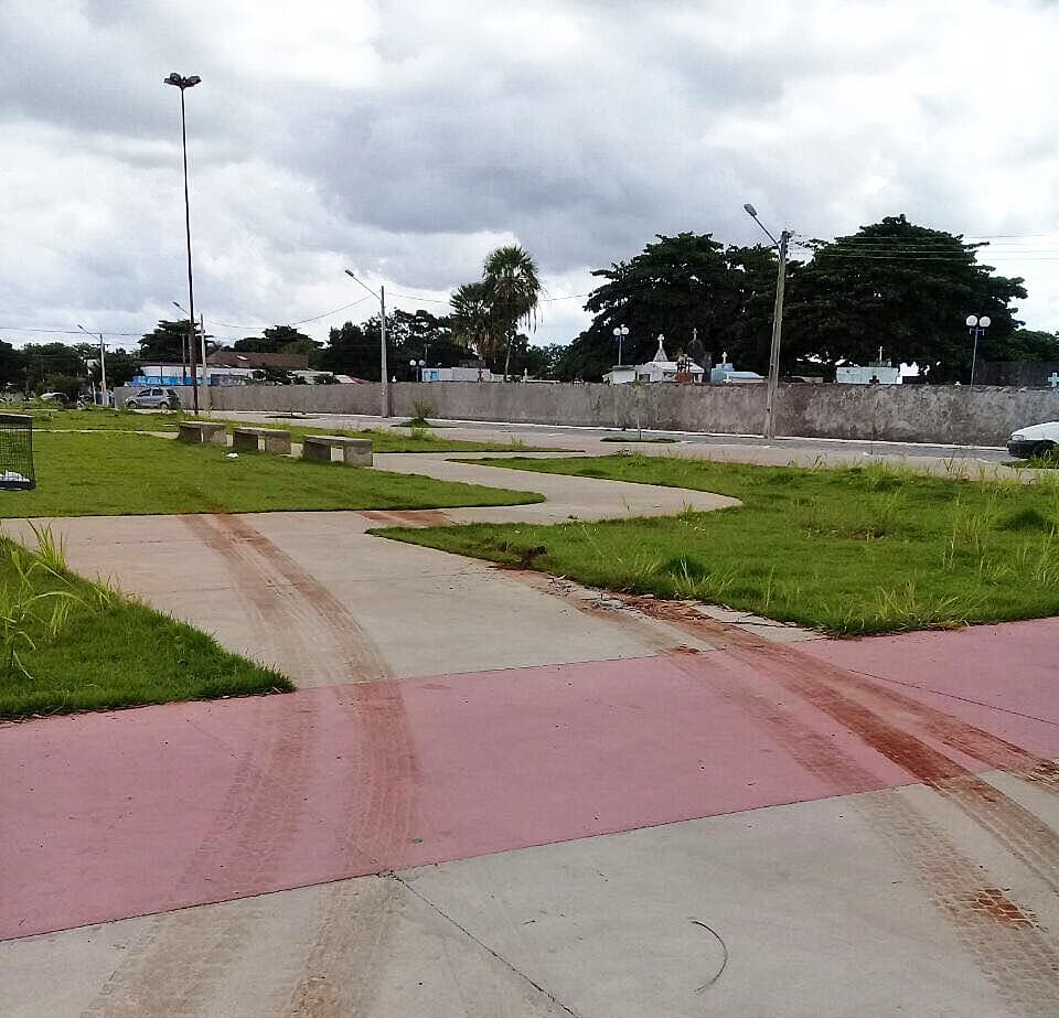 Vereador pede manutenção de praça danificada por veículo pesado