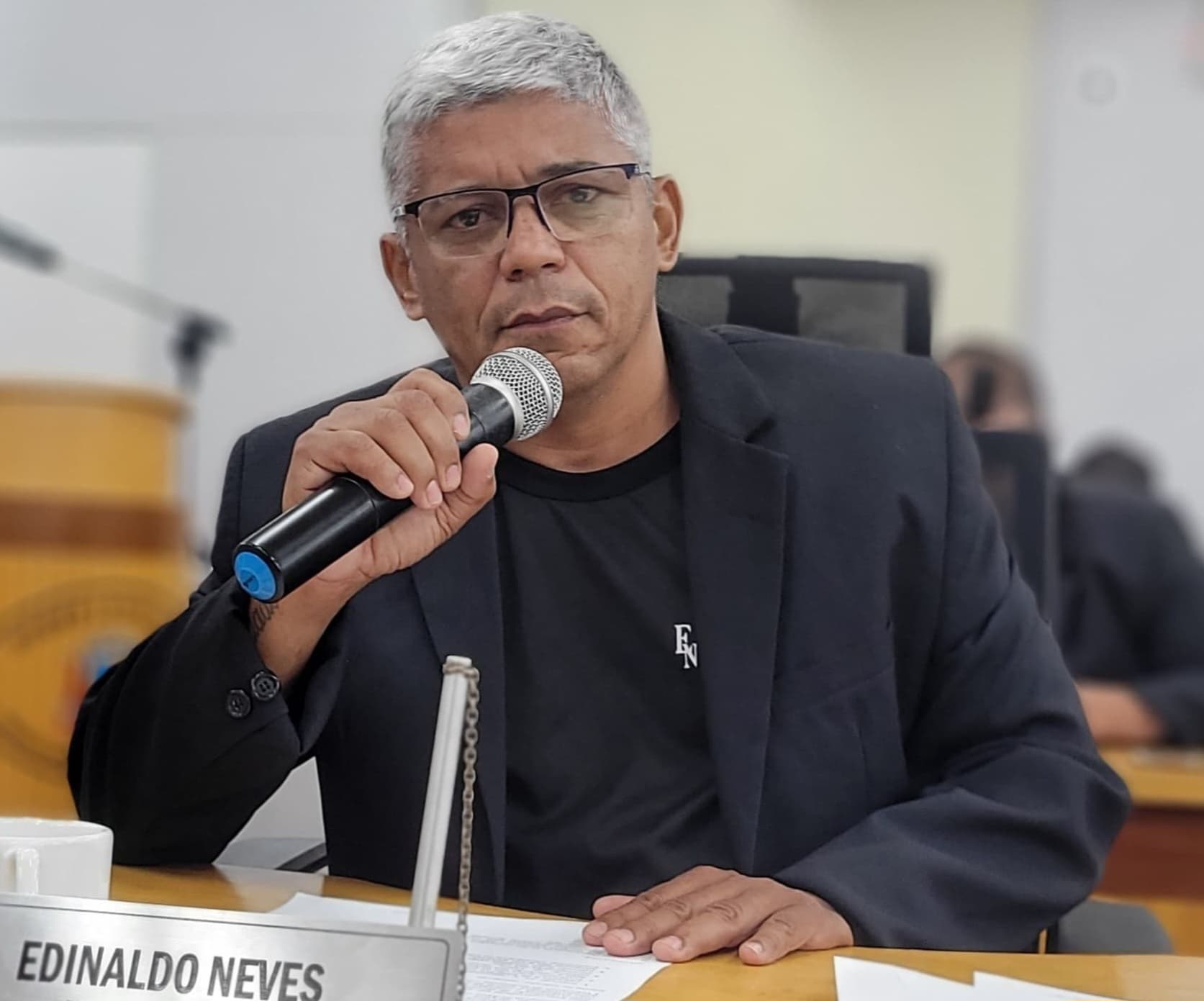 Edinaldo questiona Sanesul sobre recuperação de pavimento após intervenções