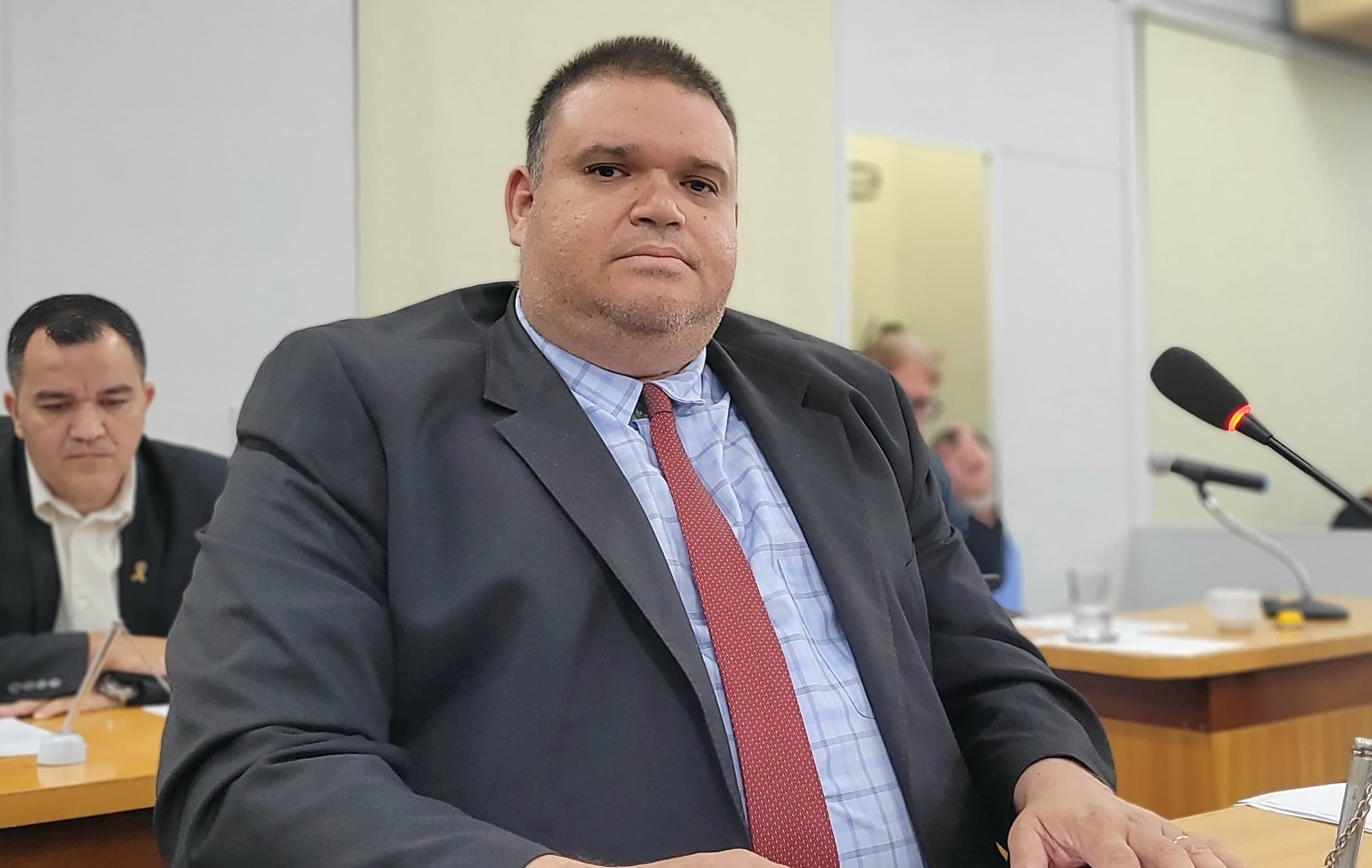 Jovan pede revitalização da praça pública localizada no Bairro Generoso