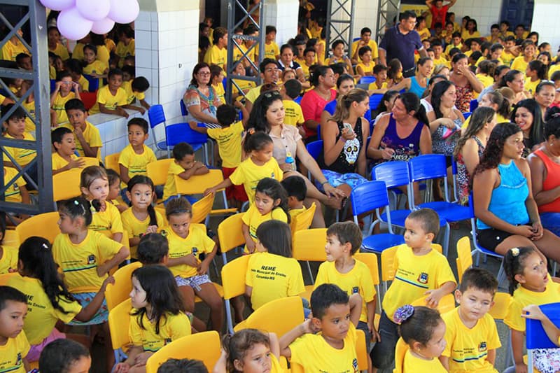 Câmara analisa projeto que prevê doação de uniformes e material escolar