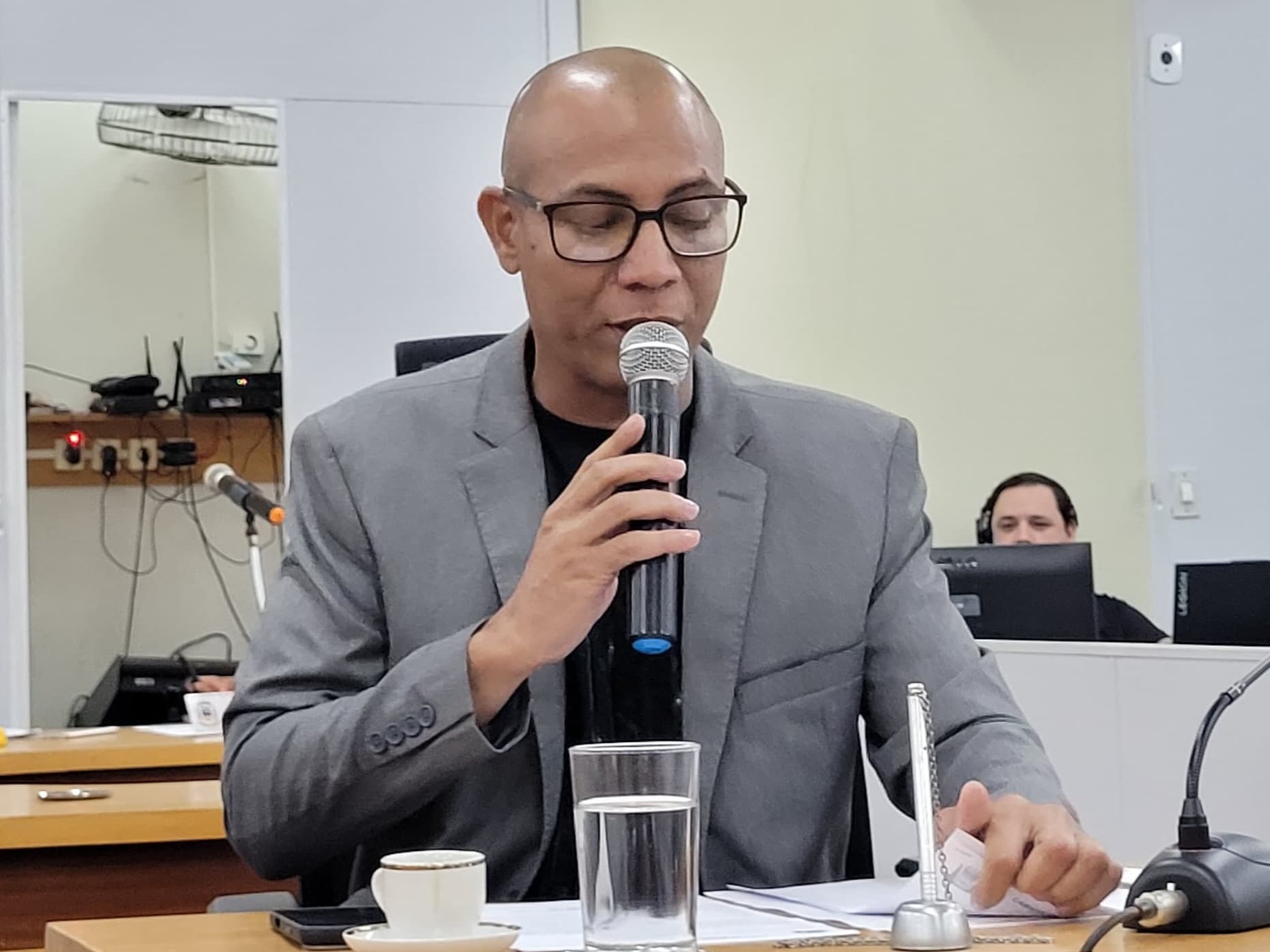 Hesley cobra informações sobre Programa Dinheiro Direto na Escola