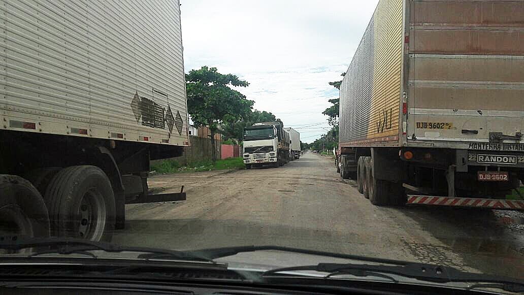 Câmara volta cobrar fiscalização de carretas estacionadas irregularmente