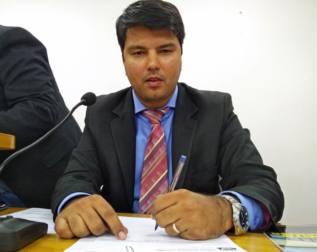 Vereador solicita pavimentação de principal via do Bairro Industrial