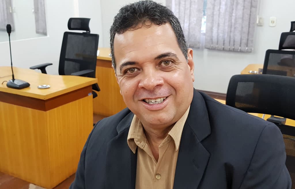 Vereador pede explicações sobre exigências para licenciamento de taxi