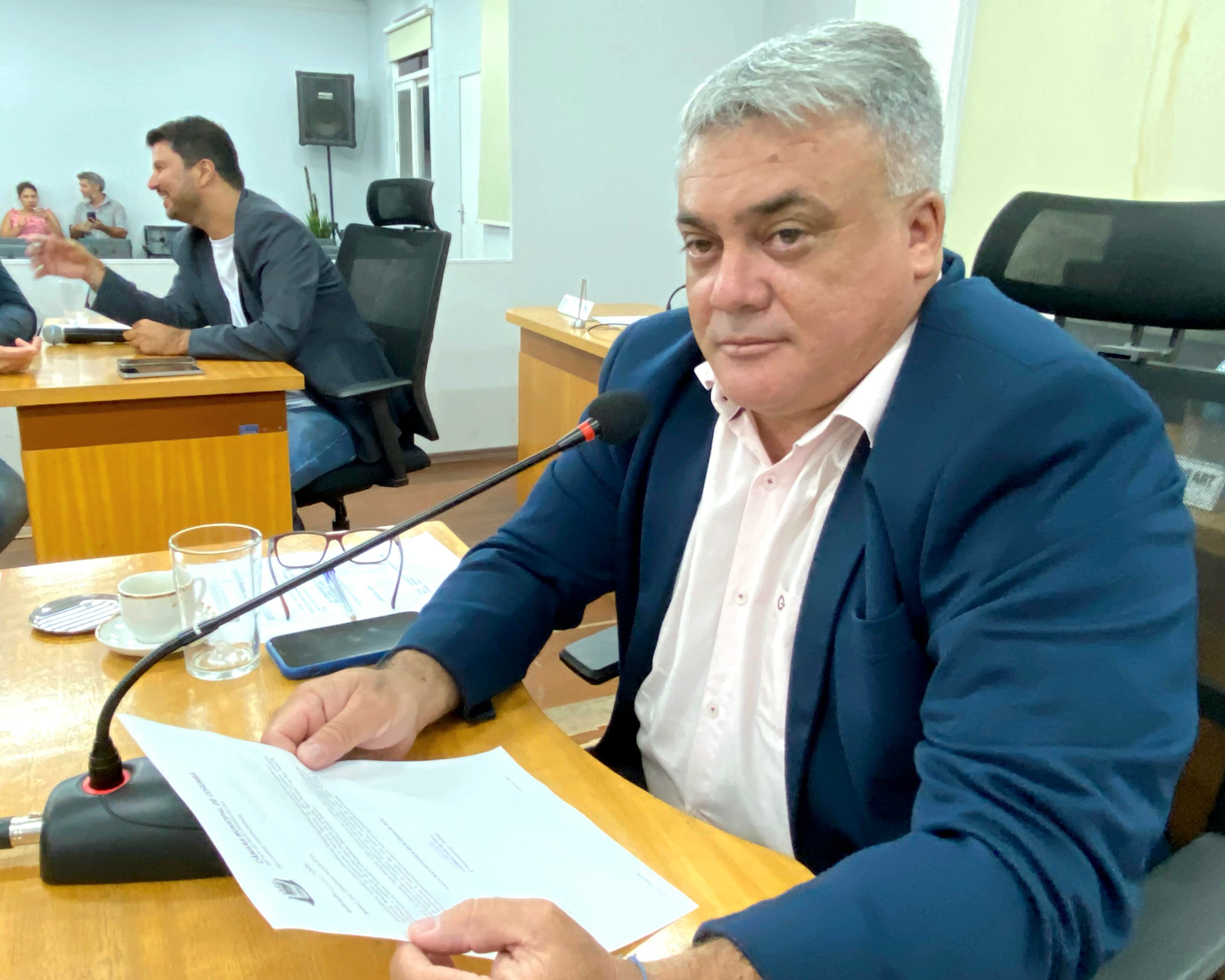 Vereador reivindica recuperação do pavimento da Rua Totico de Medeiros