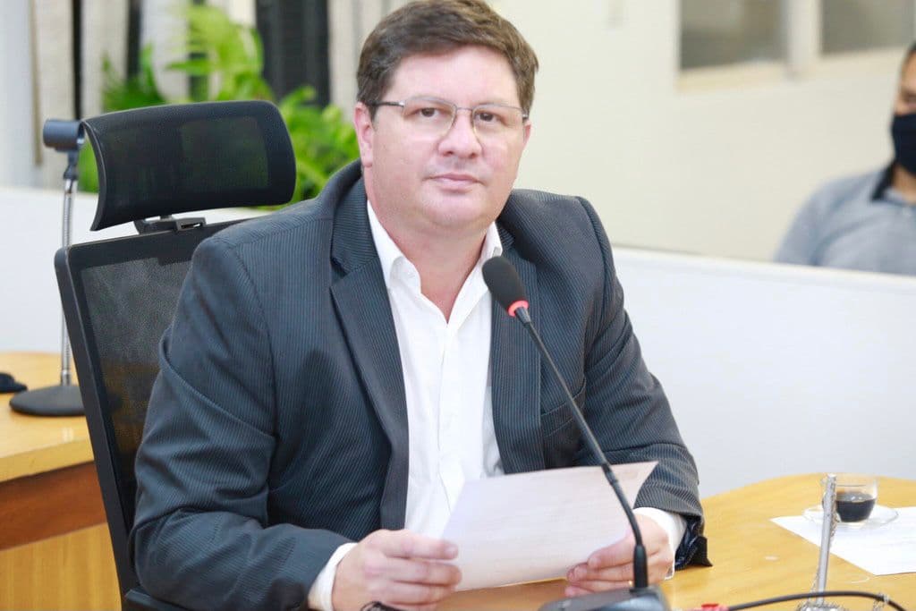 Vereador reivindica recuperação de pavimento de via central de Corumbá