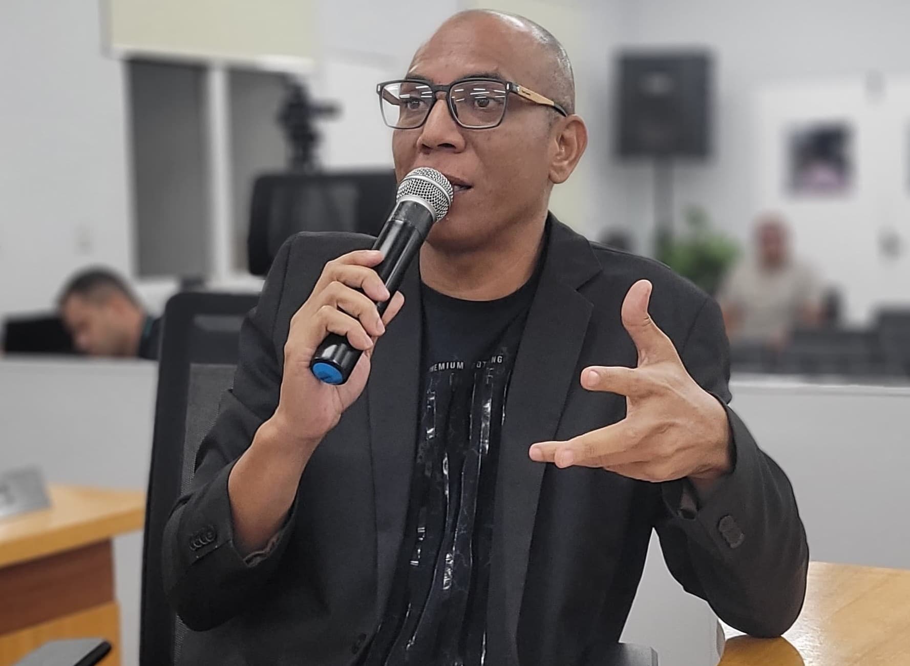 Hesley defende instalação de lixeiras para combater descarte irregular de resíduos