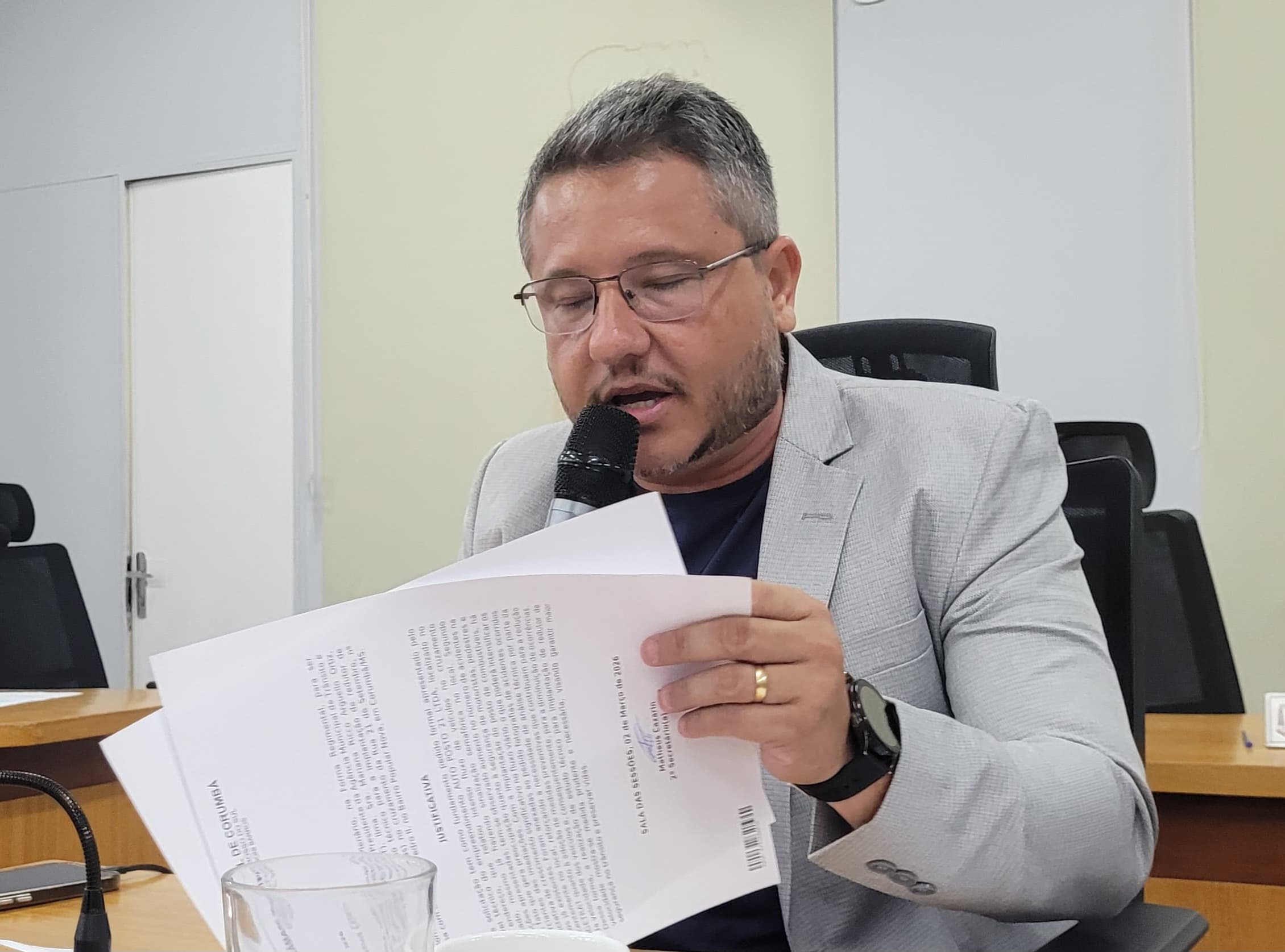 Cazarin sugere estagiários de cursos de Psicologia atuando nas escolas da Reme