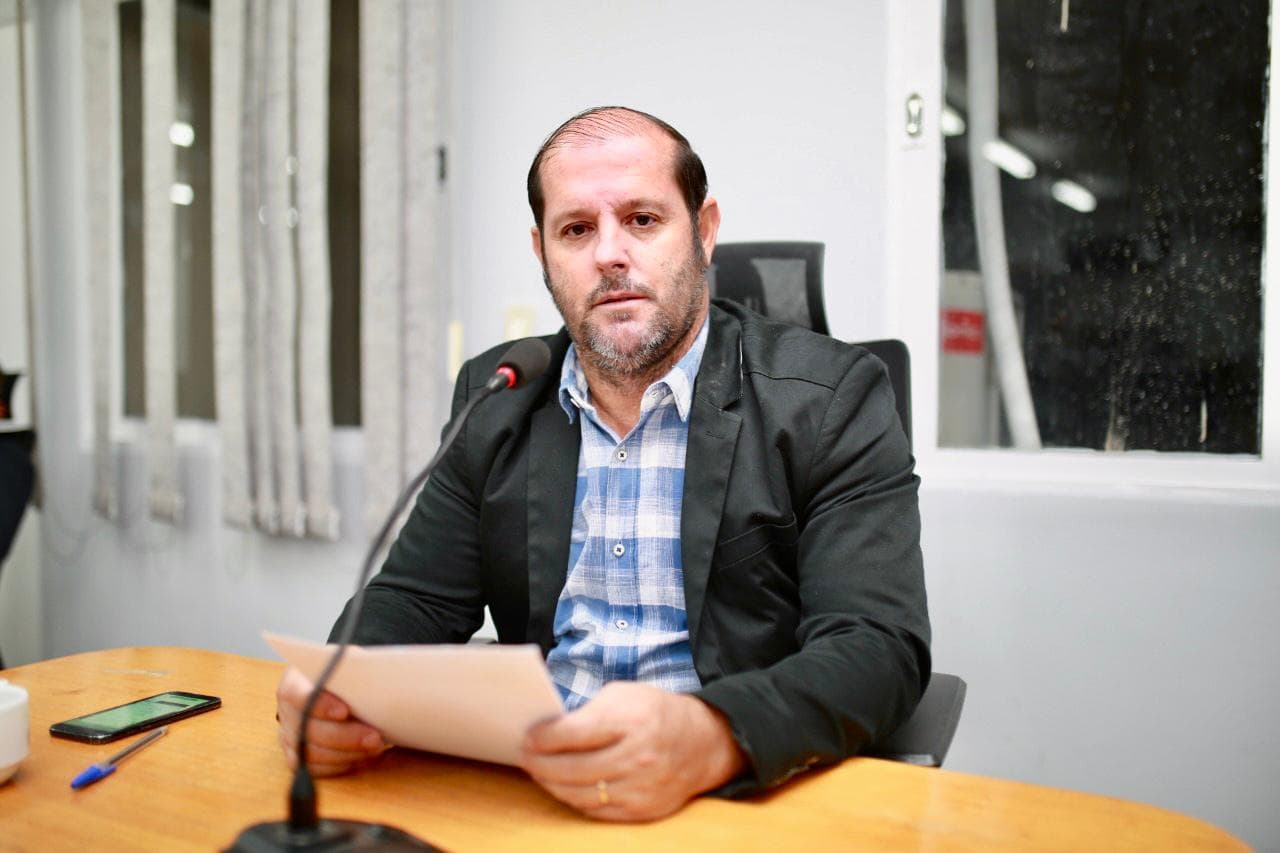 Vereador pede recuperação de sistema de iluminação danificado após acidente