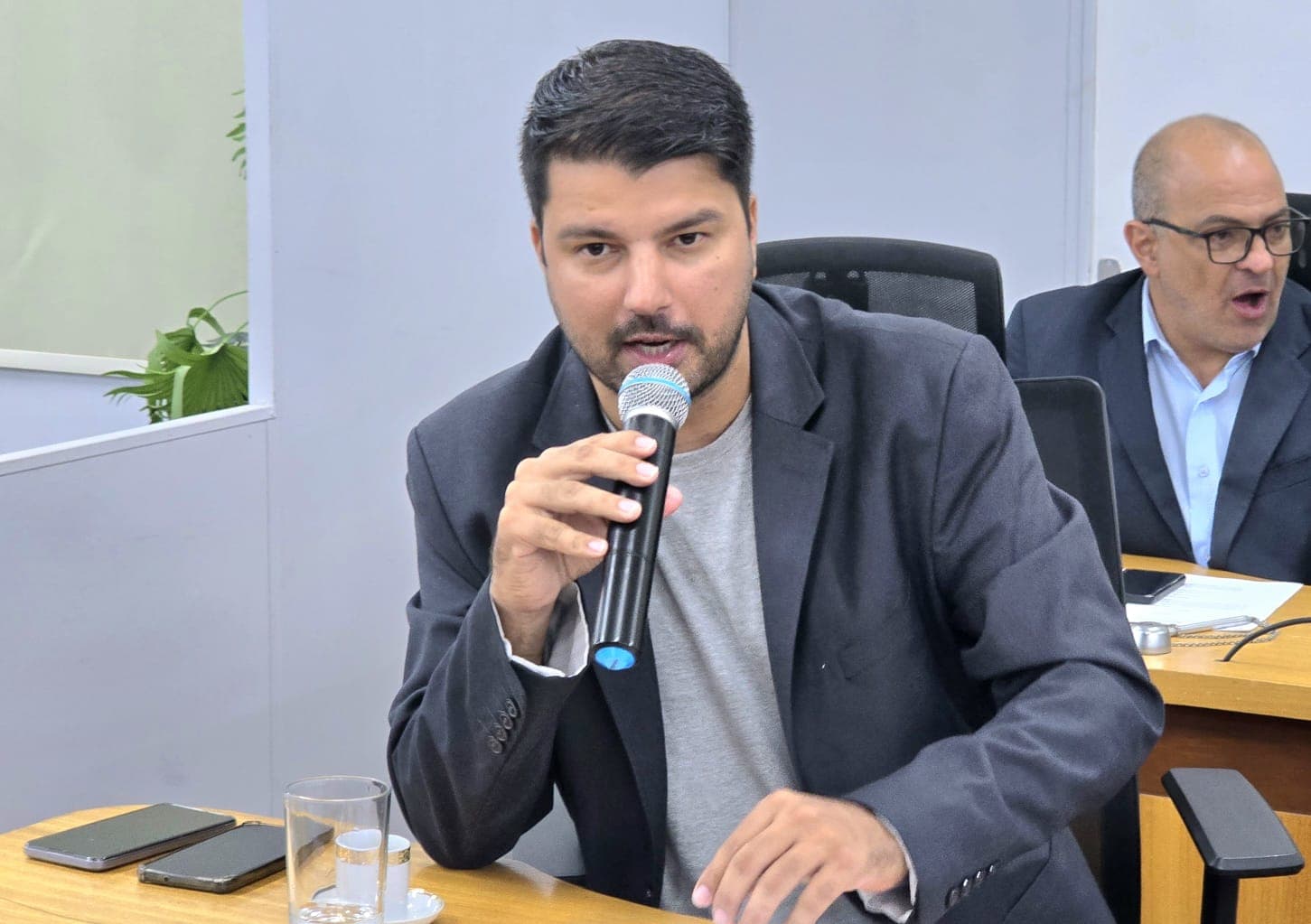 Vereador reivindica recuperação de pavimento em regiões do centro da cidade