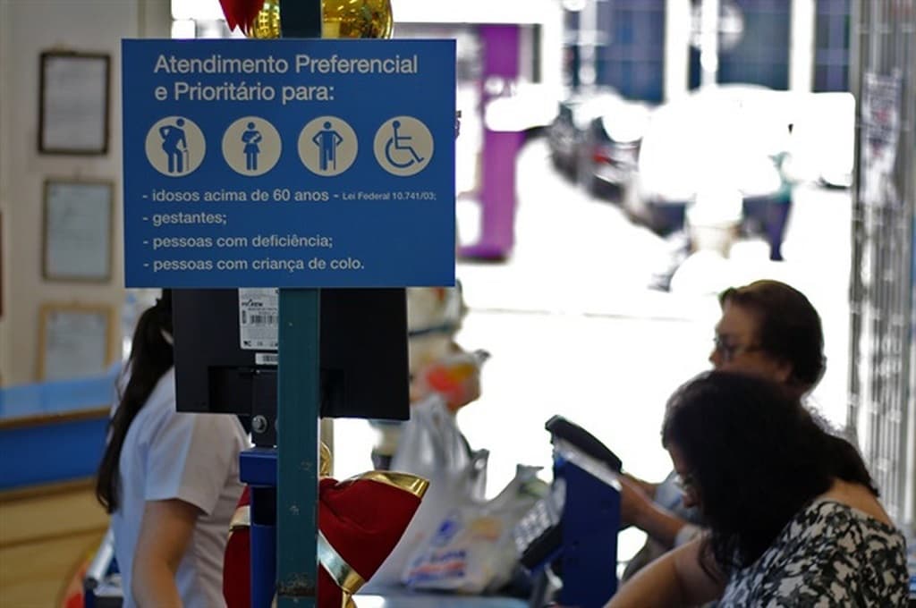 Atendimento preferencial às pessoas com fibromialgia agora é lei em Corumbá