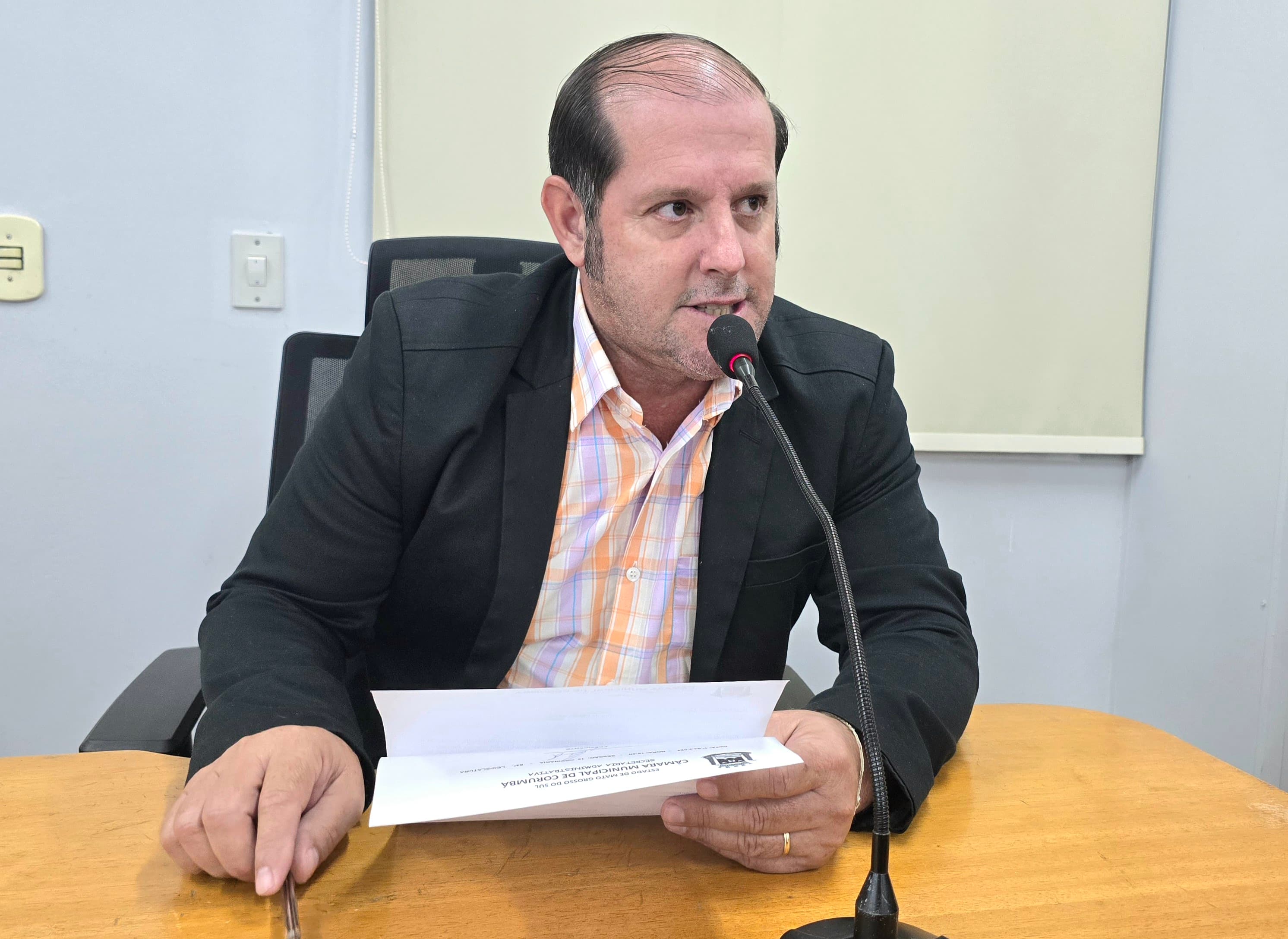 Vereador reivindica poda de árvore para melhorar visibilidade na Rua Luiz Feitosa