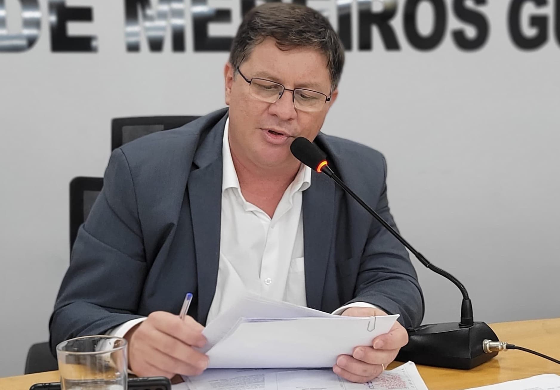 Bira reivindica rede de esgoto, drenagem e pavimentação de via no centro da cidade