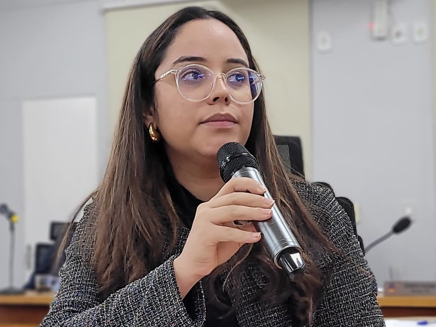 Hanna busca informações sobre oferta de cursos profissionalizantes na cidade
