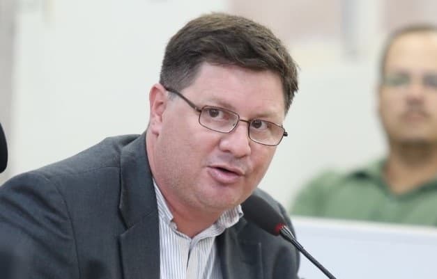 Vereador pede recuperação de pavimento em via pública do Aeroporto