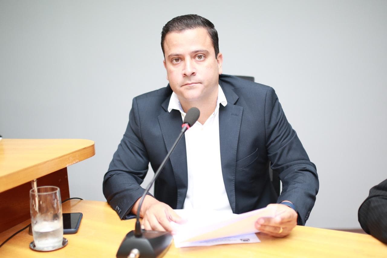 Vereador reivindica recuperação de pavimento na região central da cidade