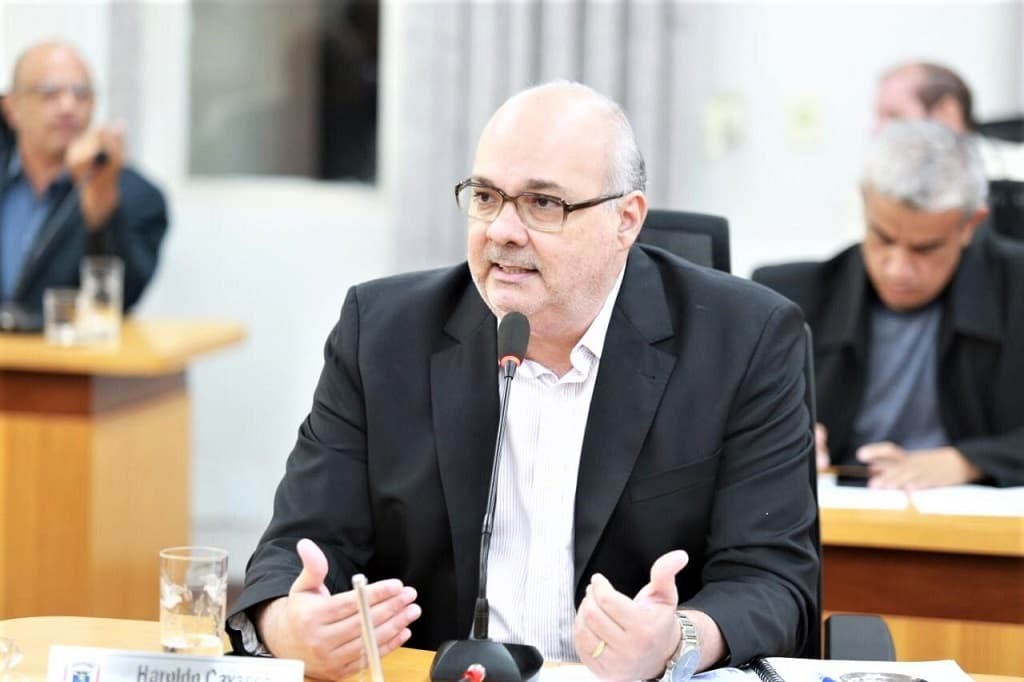 Vereador reivindica obras de pavimentação em bairros da cidade