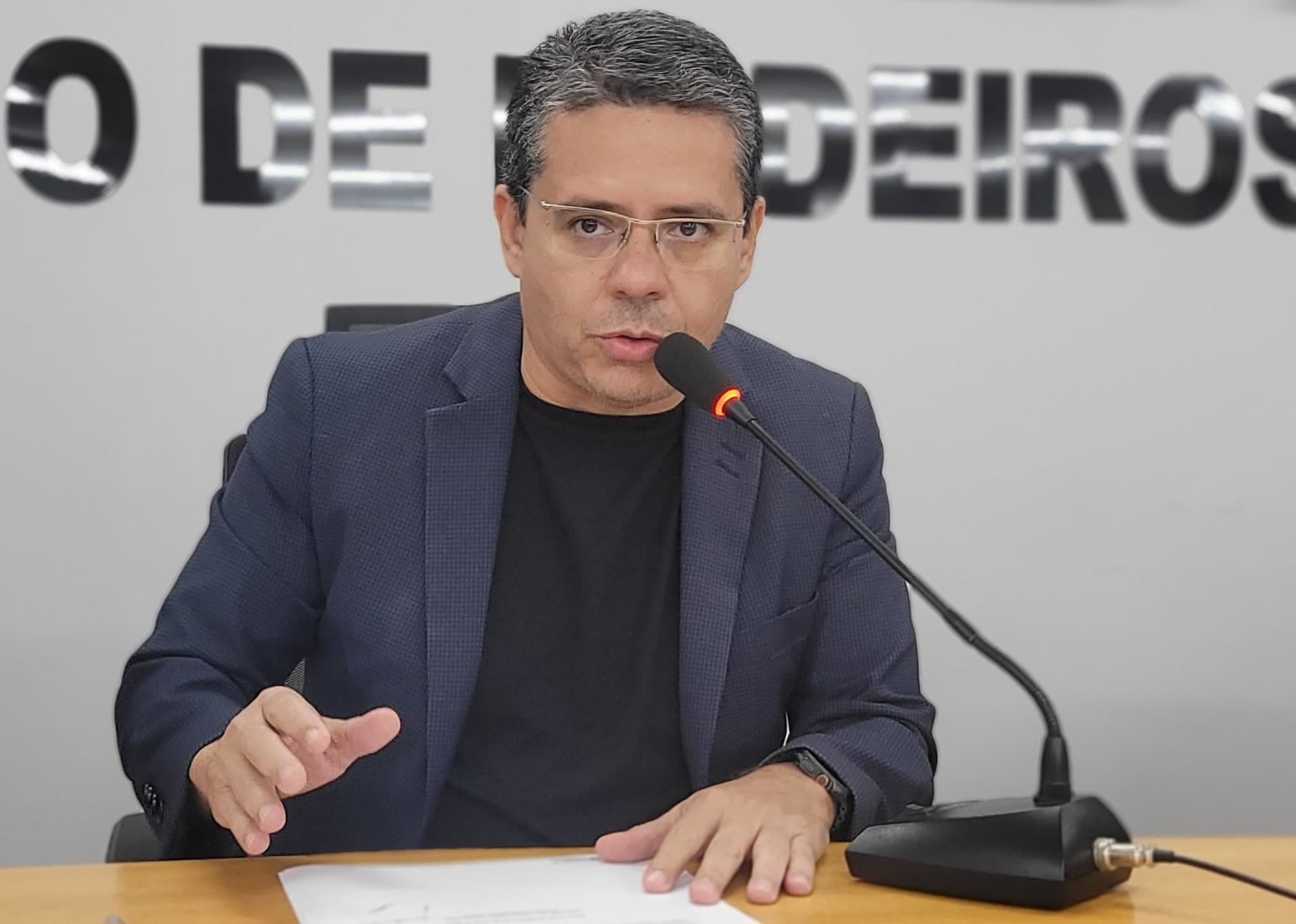 Alexandre pede informações sobre convocação de aprovados em concurso público