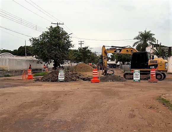 Obra causa transtorno e vereador cobra celeridade nos serviços