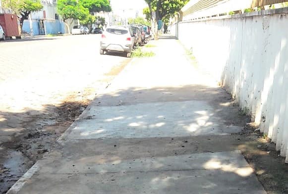 Após pedido de vereador, calçada da Escola Julia Passarinho é recuperada