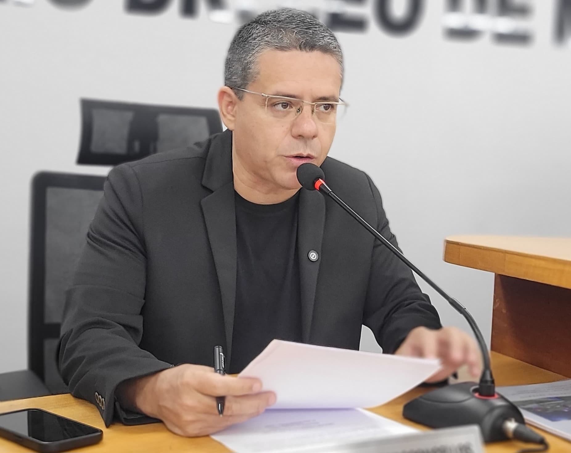 Alexandre questiona semáforos inativos por longos períodos na cidade