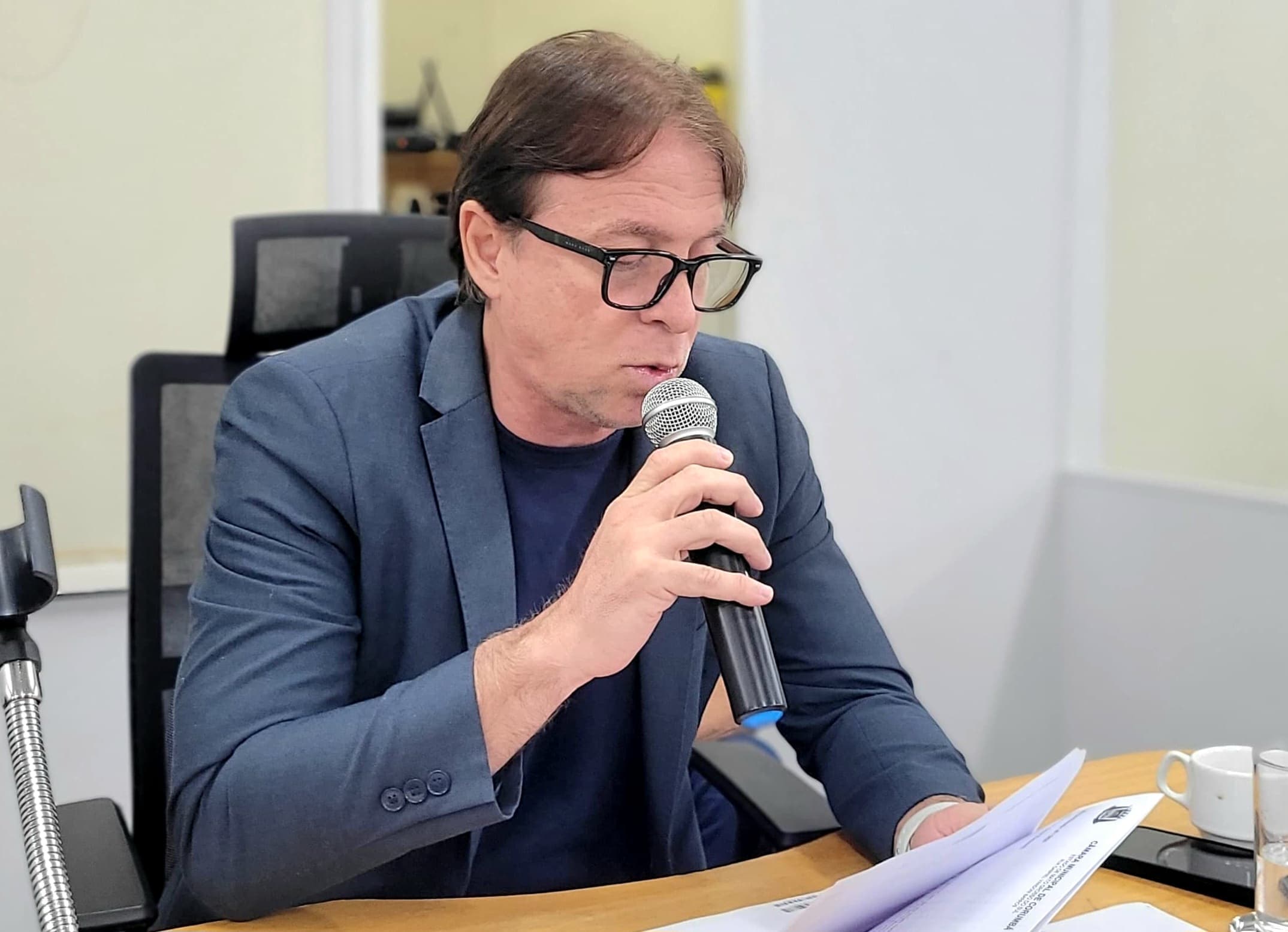 Samyr pede informações sobre processo licitatório para compra de uniforme escolar