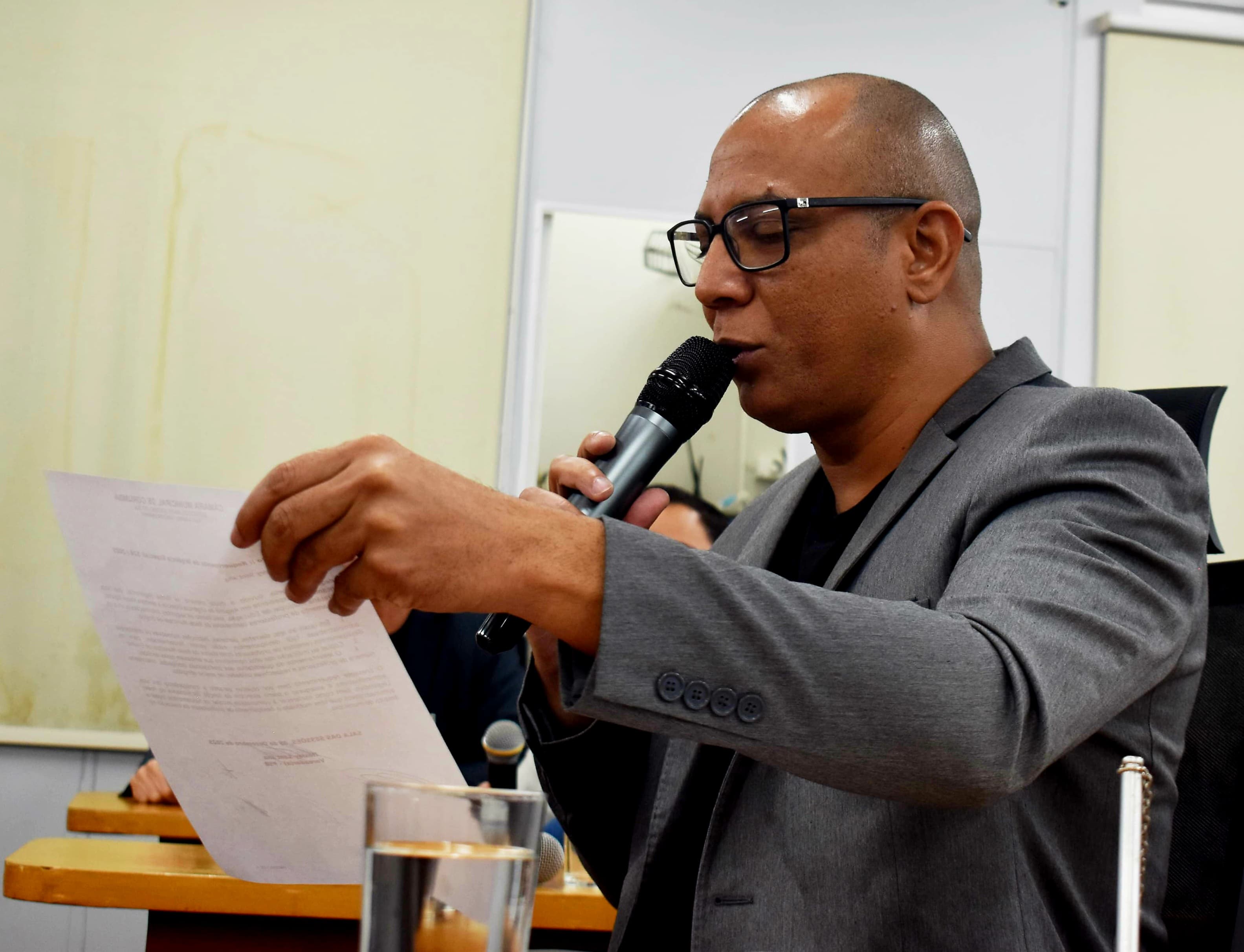 Hesley cobra informações sobre desligamento de professores na Rede Municipal