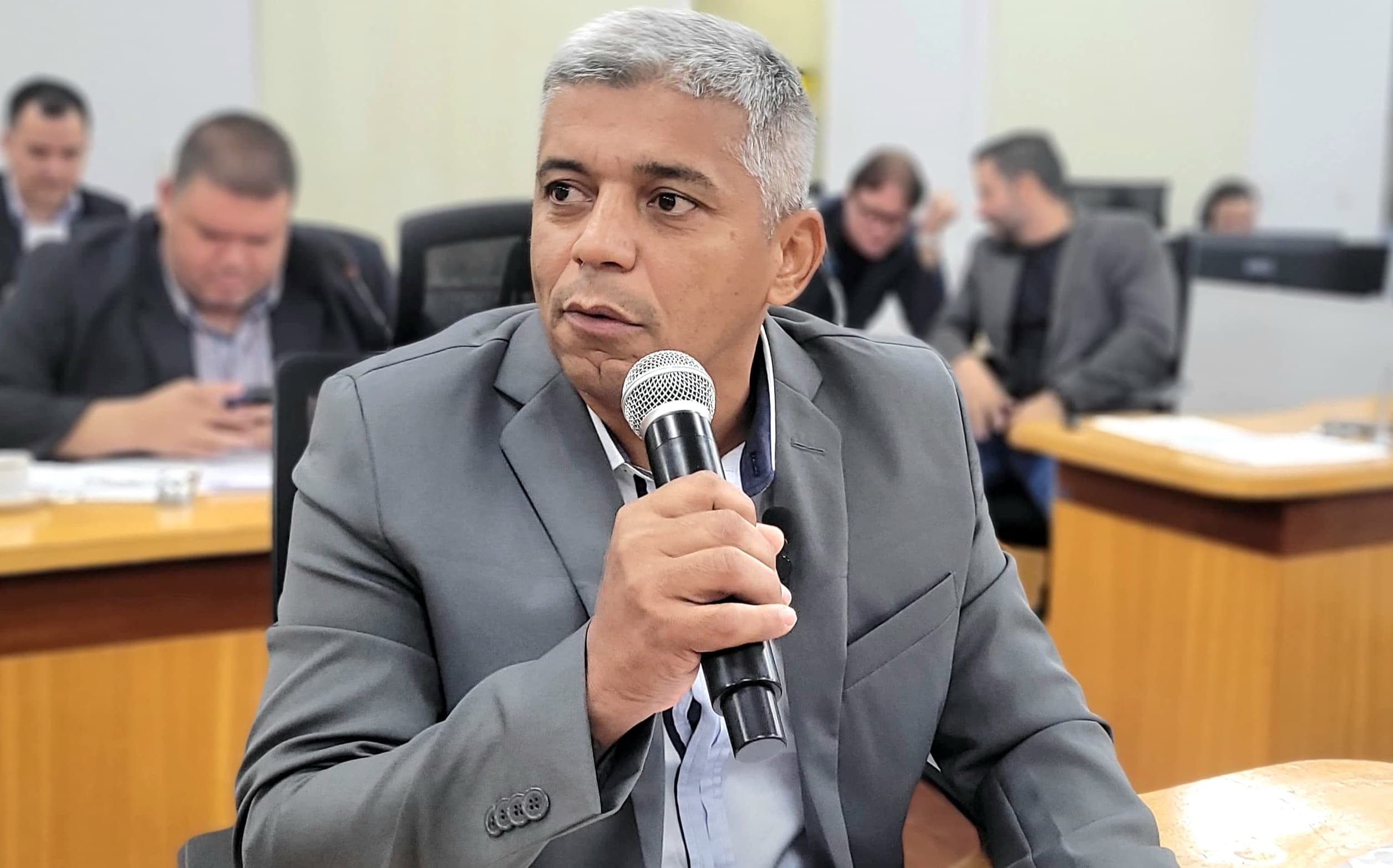 Edinaldo cobra providências em relação à falta de professores em Porto Esperança