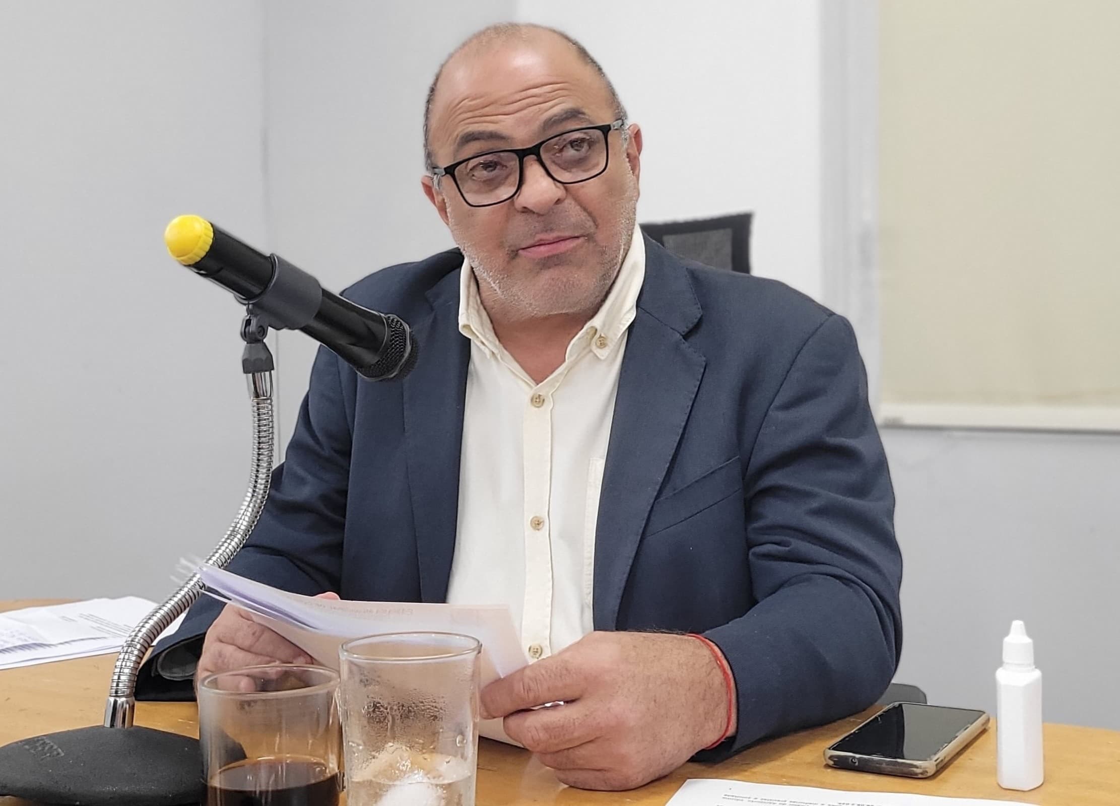 Yussef busca informações referentes a confecção e entrega de uniformes escolares