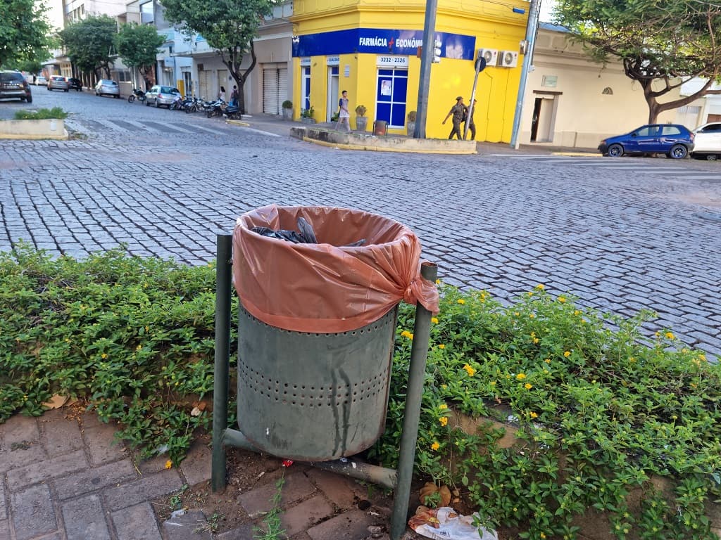 Instalação de pequenas lixeiras nas esquinas do centro é solicitada na Câmara