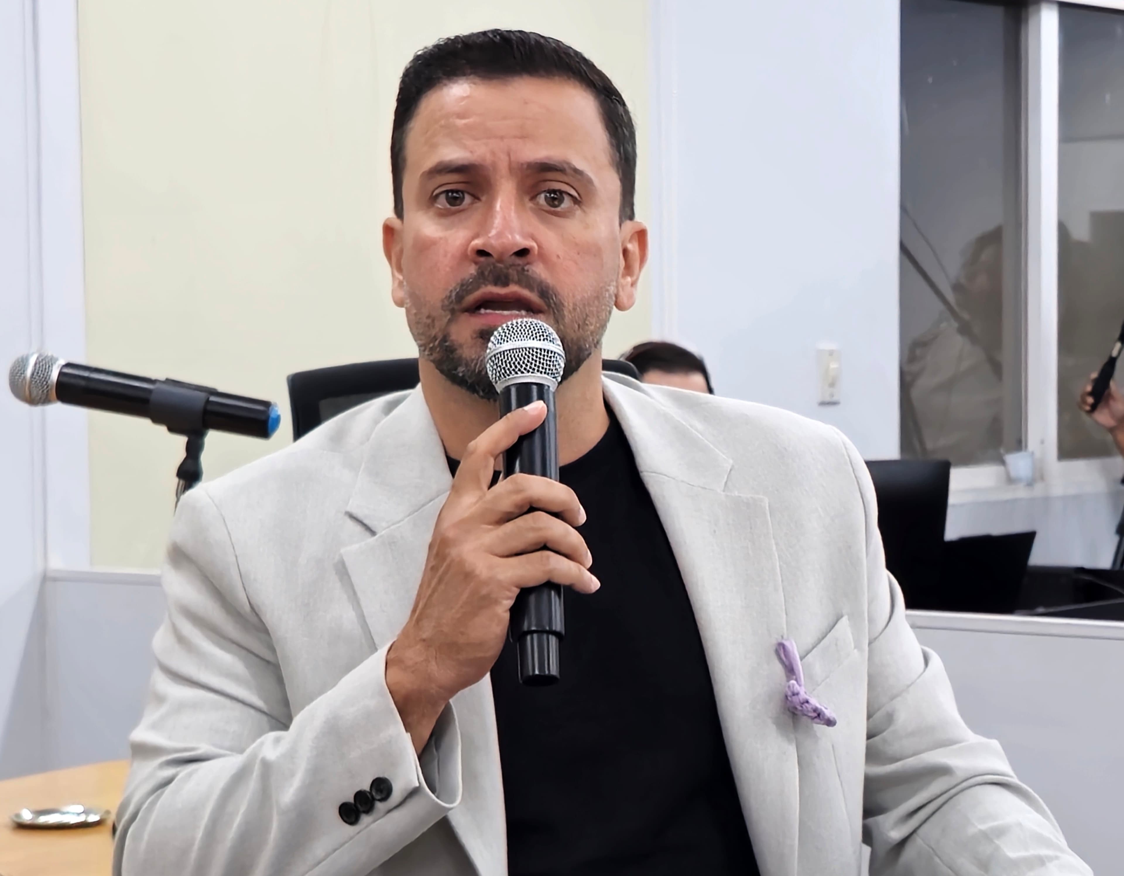 Elinho busca informações sobre falta de medicamentos na rede de saúde pública